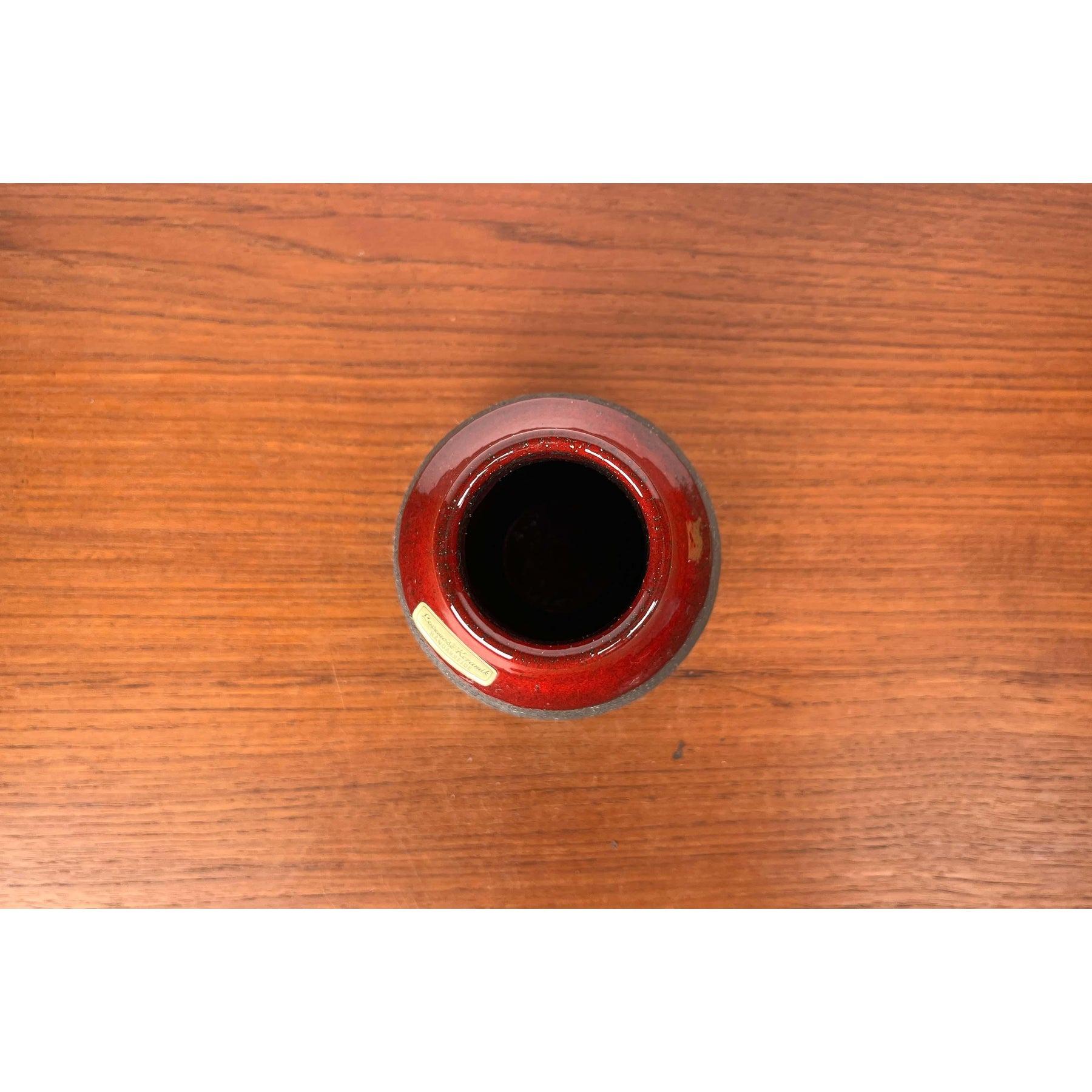Vase en poterie de studio danoise du milieu du siècle dernier de Lovemose, années 1960, en très bon état. Conçu de 1960 à 1969. Cette pièce porte une marque d'attribution.

Informations complémentaires :
Matériaux : Céramique
Couleur : marron
Style