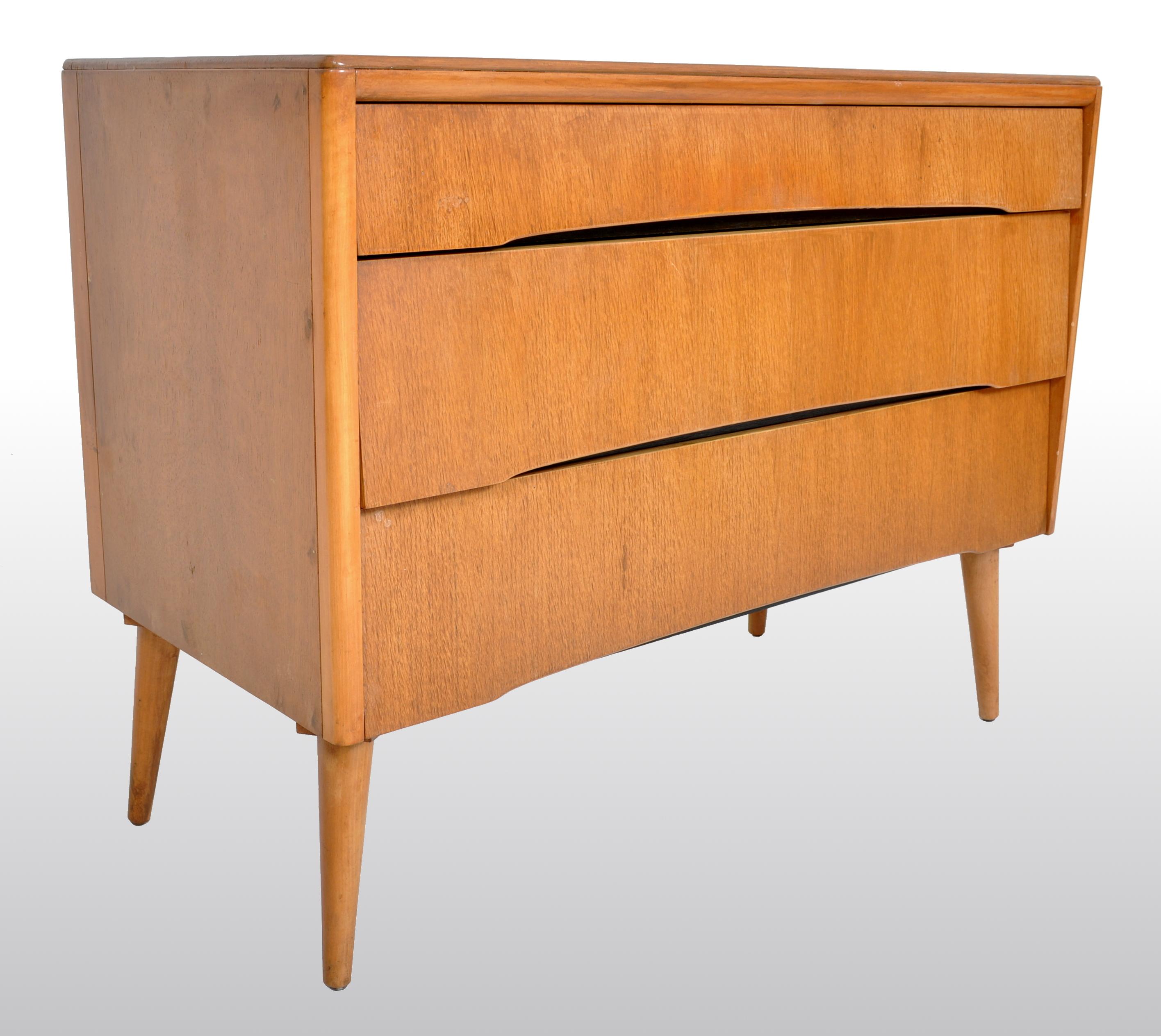 Mid-Century Modern Danish style chest of drawers by Avalon Yatton, 1960s. The chest fitted with three contoured drawers and raised on gently tapering round legs.