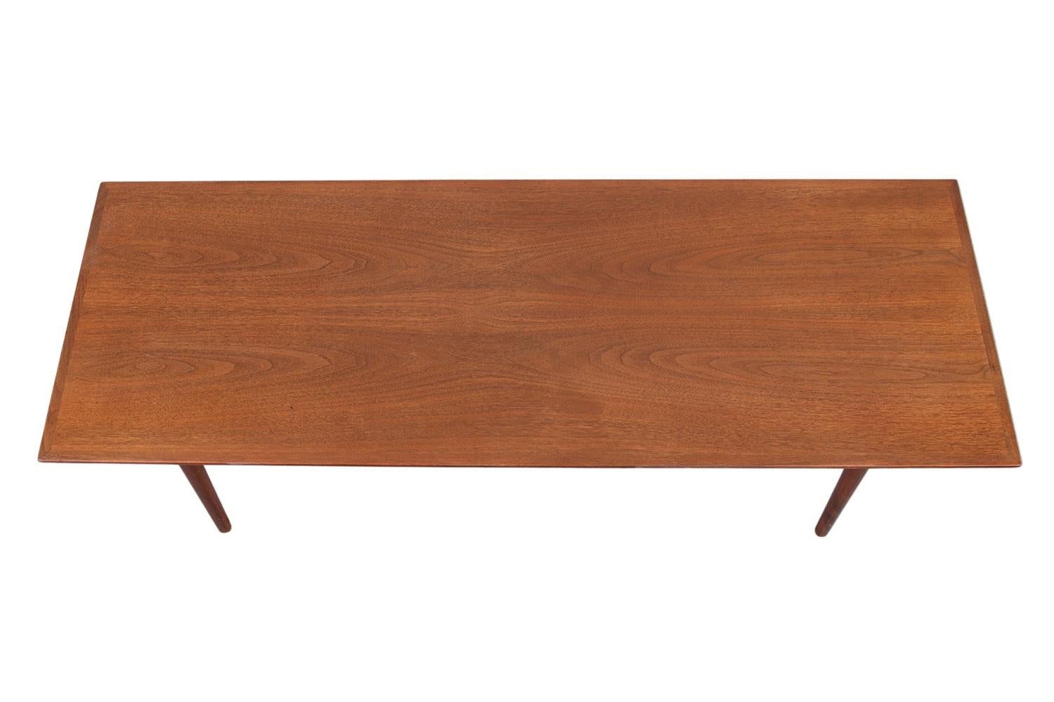 Magnifique table basse moderne de style danois, datant du milieu du siècle dernier.  La longueur parfaite pour accompagner un canapé extra-long, en très bon état. Avec un plateau rectangulaire d'influence scandinave, des lignes simples et un plateau
