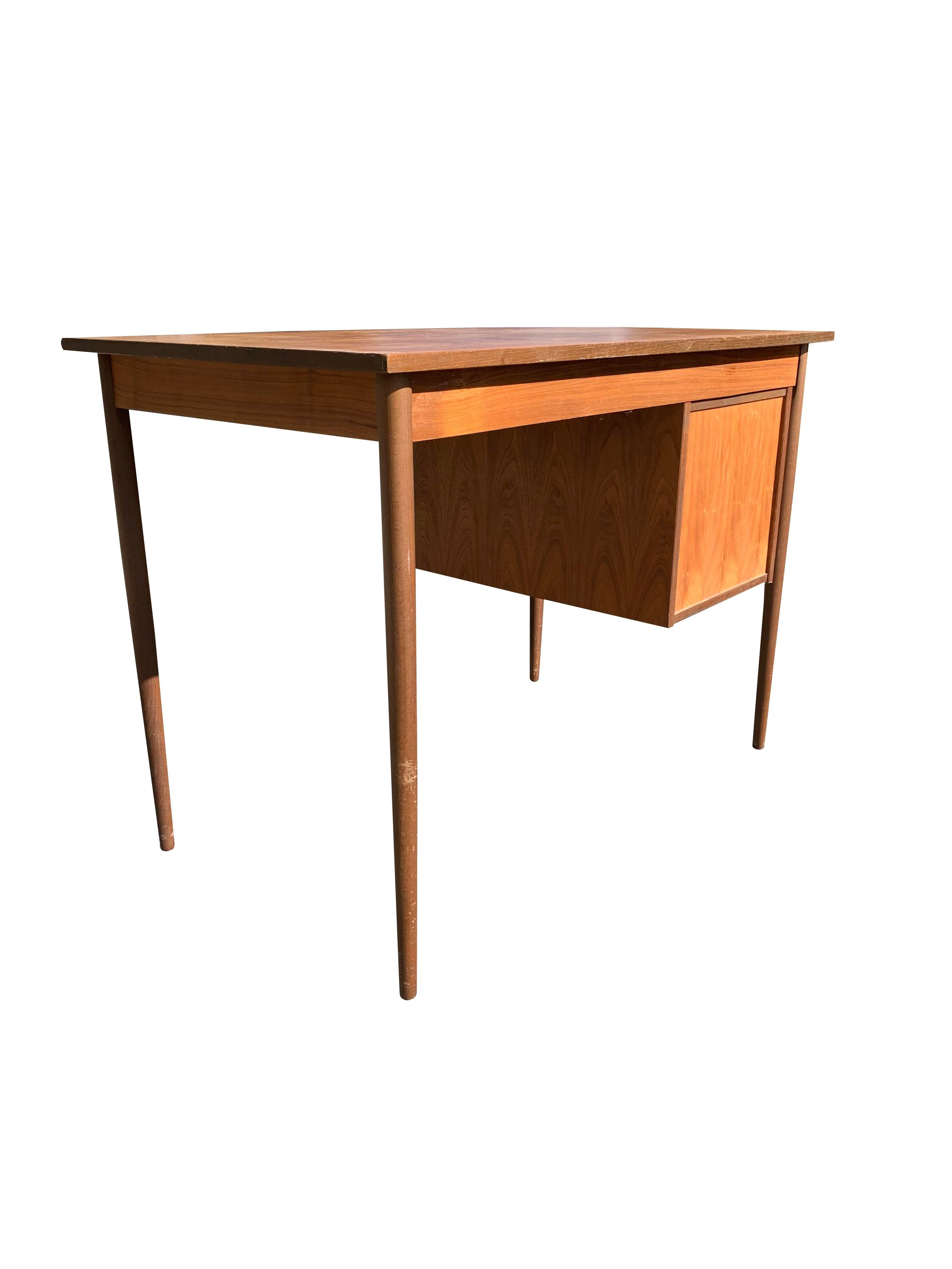 Scrivania compatta in teak con cassetti in stile danese della metà del secolo scorso in vendita 4