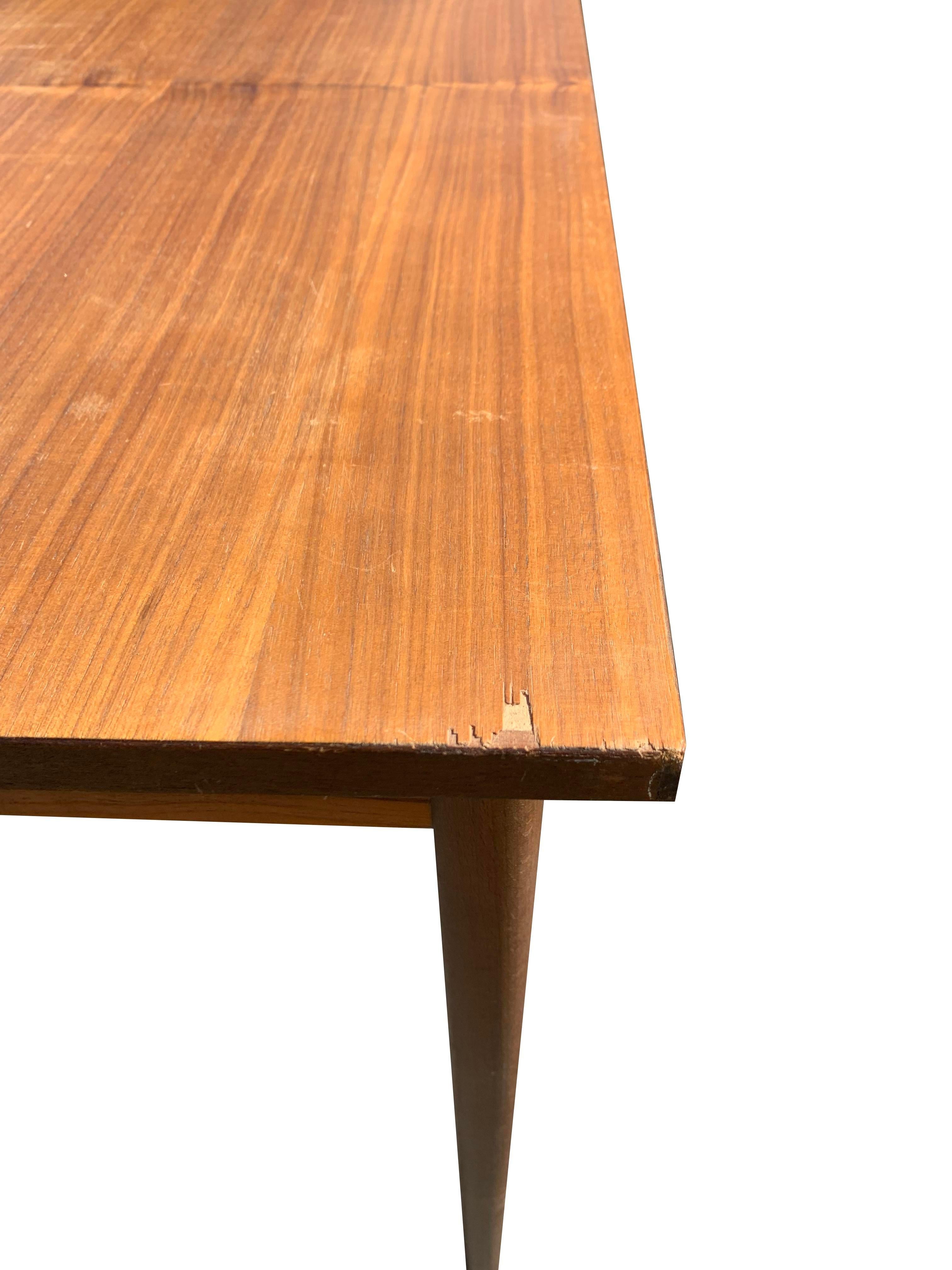 Scrivania compatta in teak con cassetti in stile danese della metà del secolo scorso in vendita 5