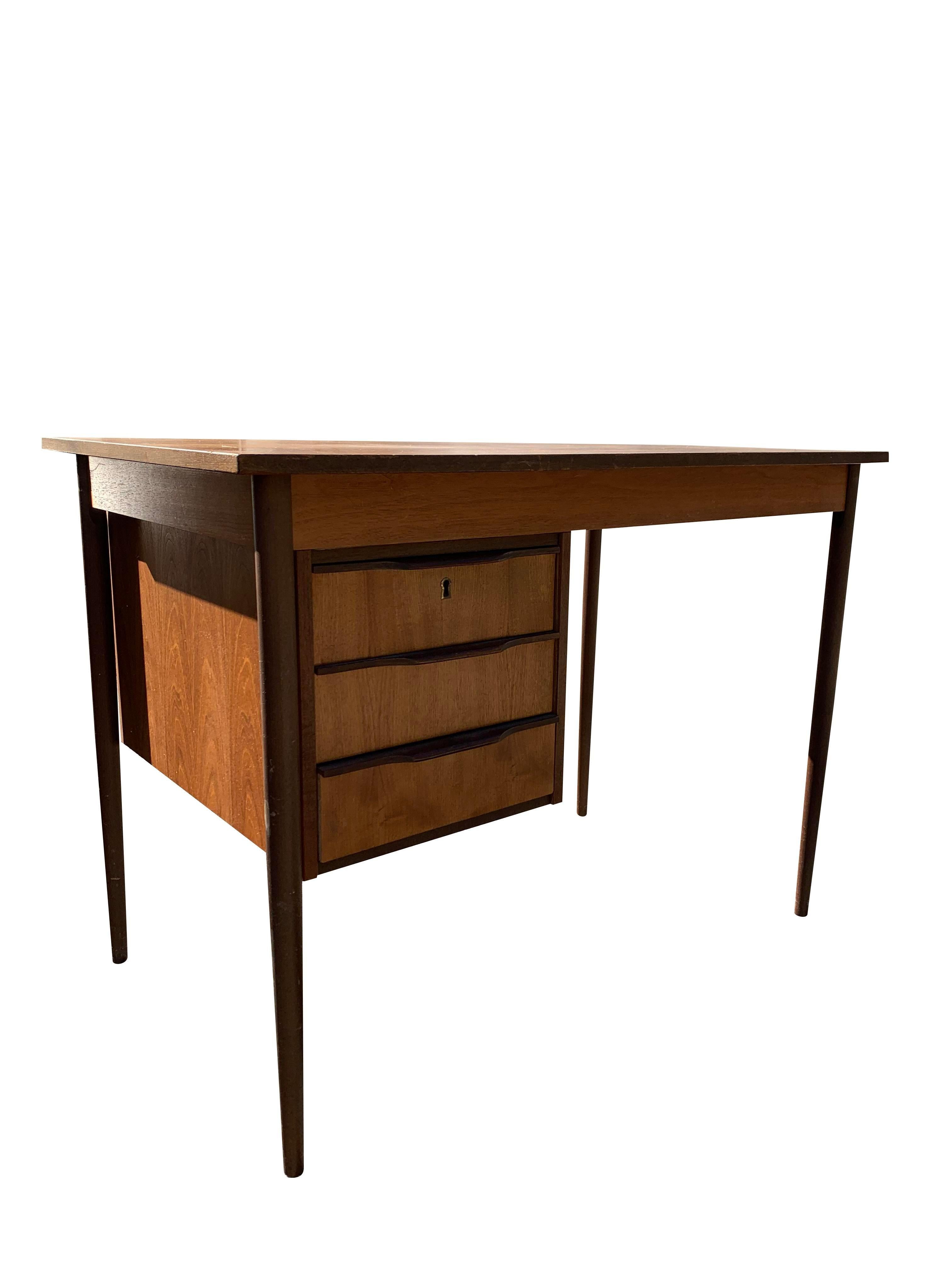 Scrivania compatta in teak con cassetti in stile danese della metà del secolo scorso in vendita 6
