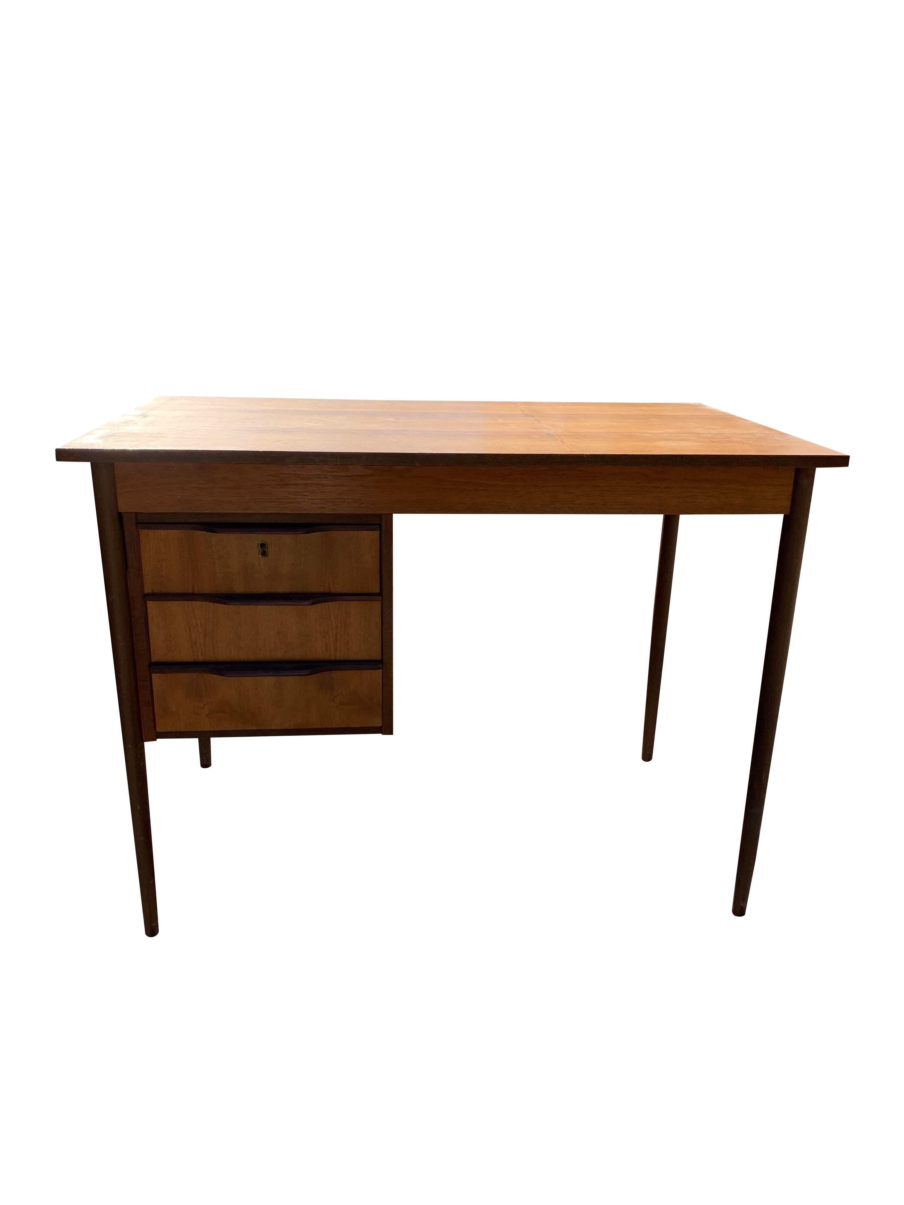 Scrivania vintage in teak in stile danese della metà del secolo scorso

Questa scrivania vintage è un must per chi vuole aggiungere un tocco di stile retrò e funzionalità all'ufficio o allo studio di casa. Il design unico e i materiali di alta