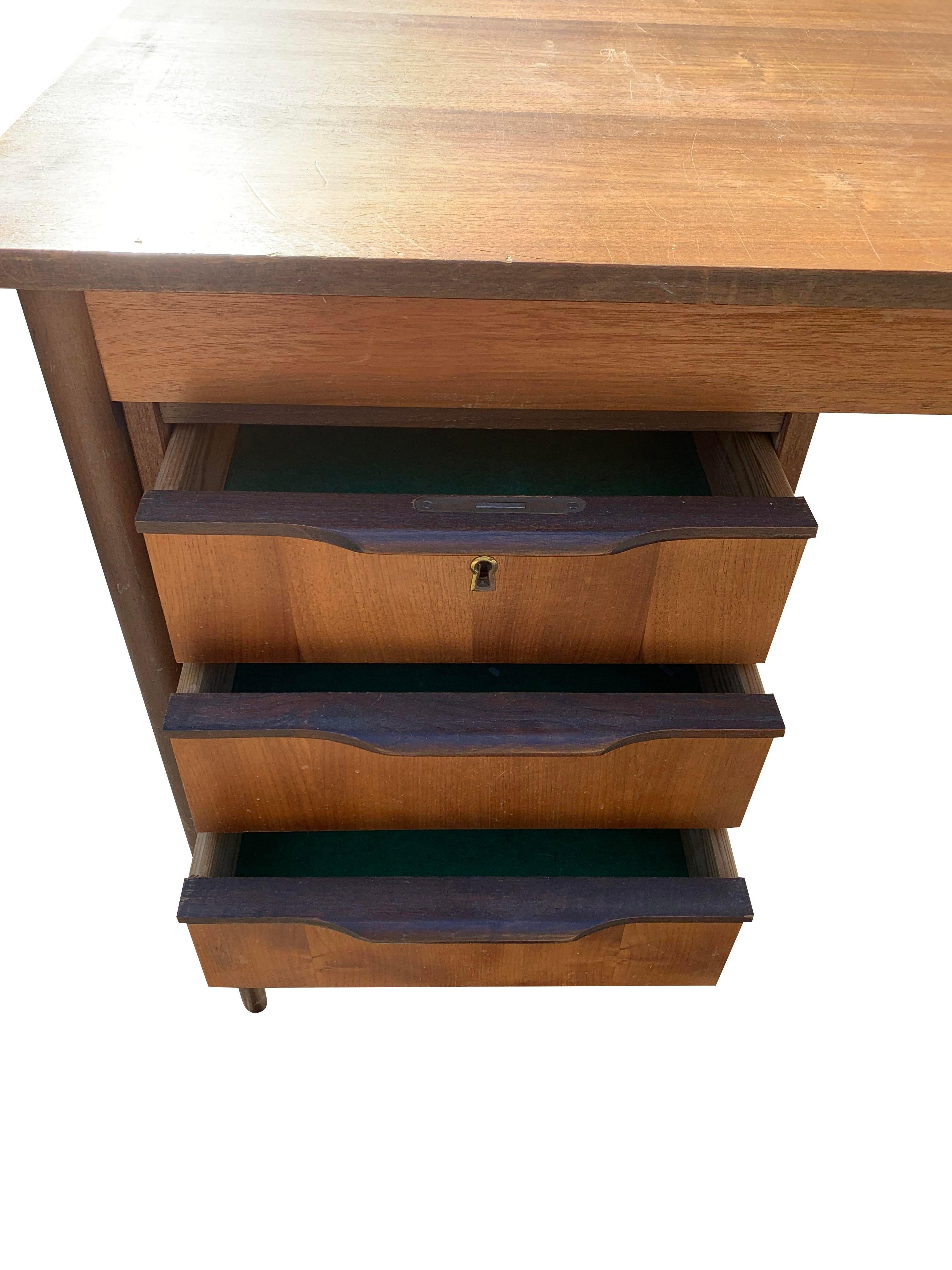 Mid-Century moderno Scrivania compatta in teak con cassetti in stile danese della metà del secolo scorso in vendita