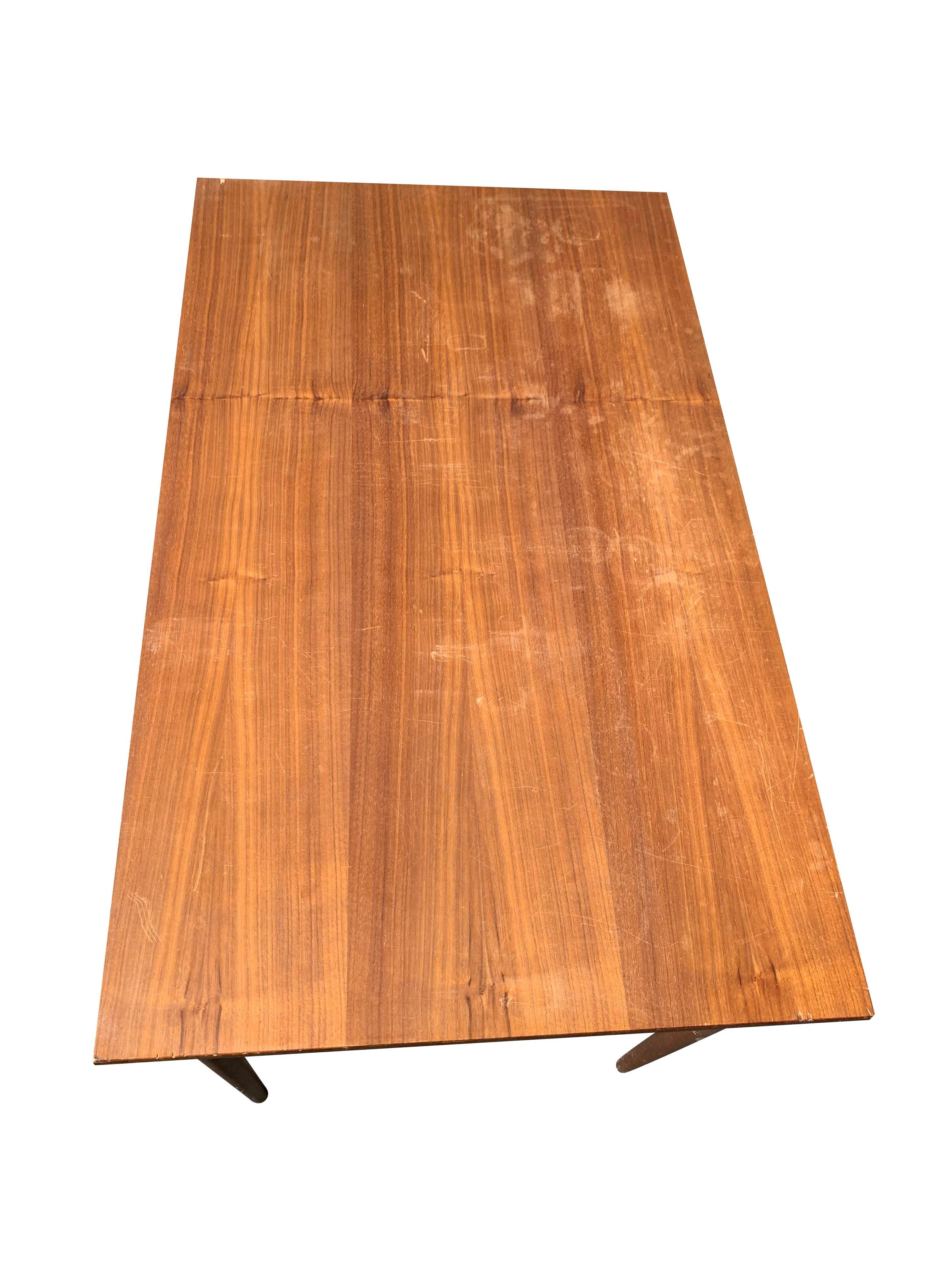 Scrivania compatta in teak con cassetti in stile danese della metà del secolo scorso In condizioni buone in vendita a Saddle River, NJ
