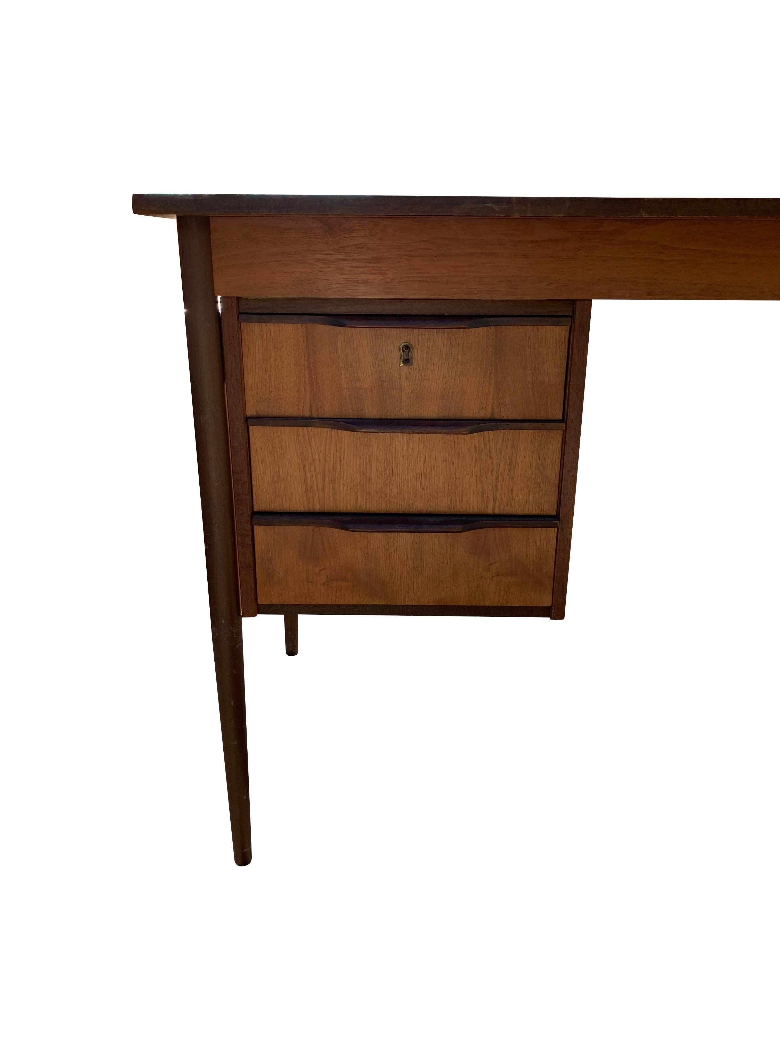 Metà XX secolo Scrivania compatta in teak con cassetti in stile danese della metà del secolo scorso in vendita