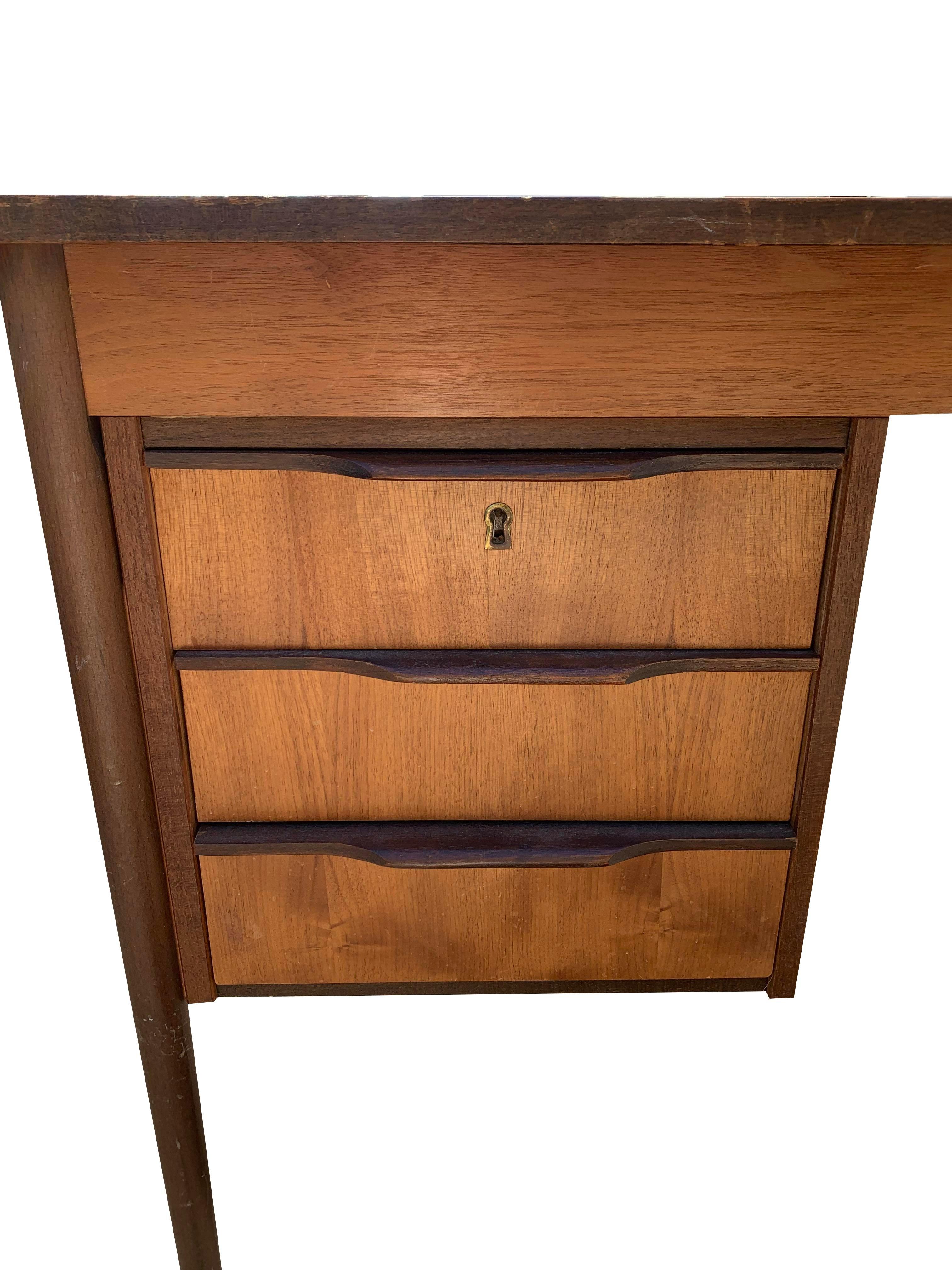 Teak Scrivania compatta in teak con cassetti in stile danese della metà del secolo scorso in vendita