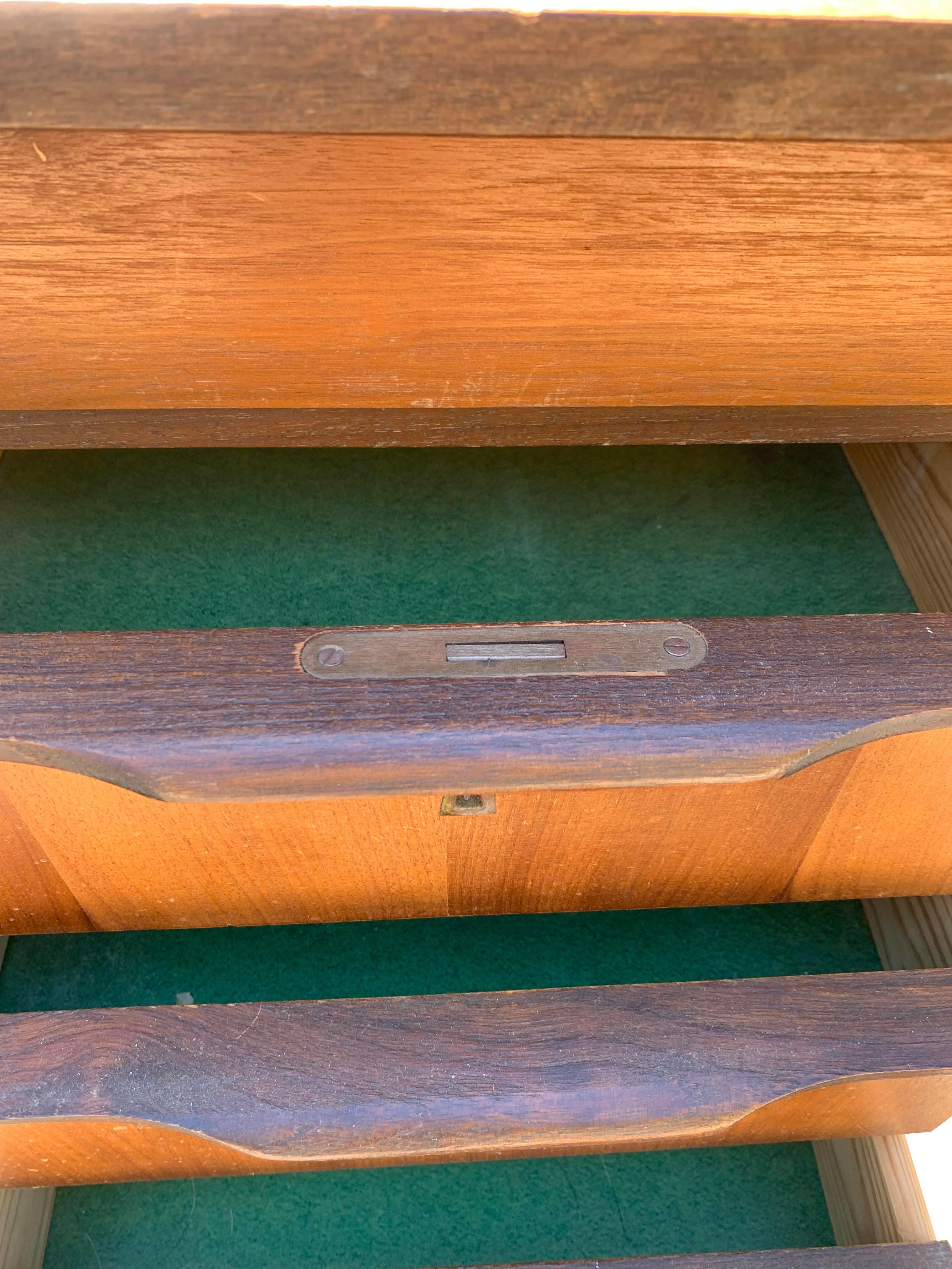 Scrivania compatta in teak con cassetti in stile danese della metà del secolo scorso in vendita 1