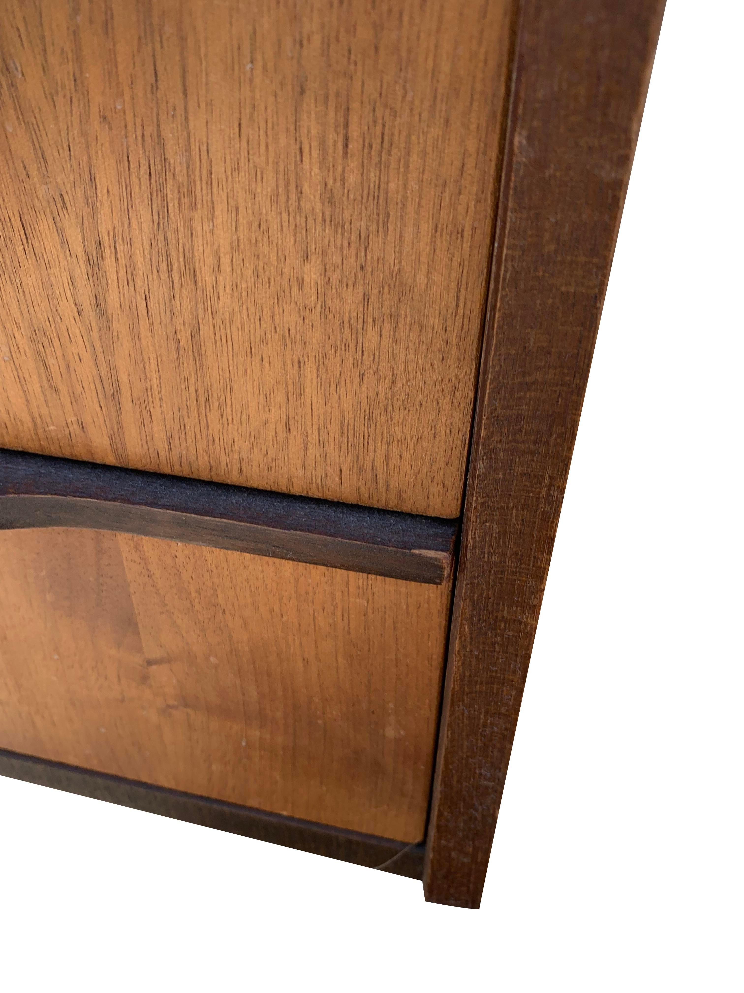 Scrivania compatta in teak con cassetti in stile danese della metà del secolo scorso in vendita 2