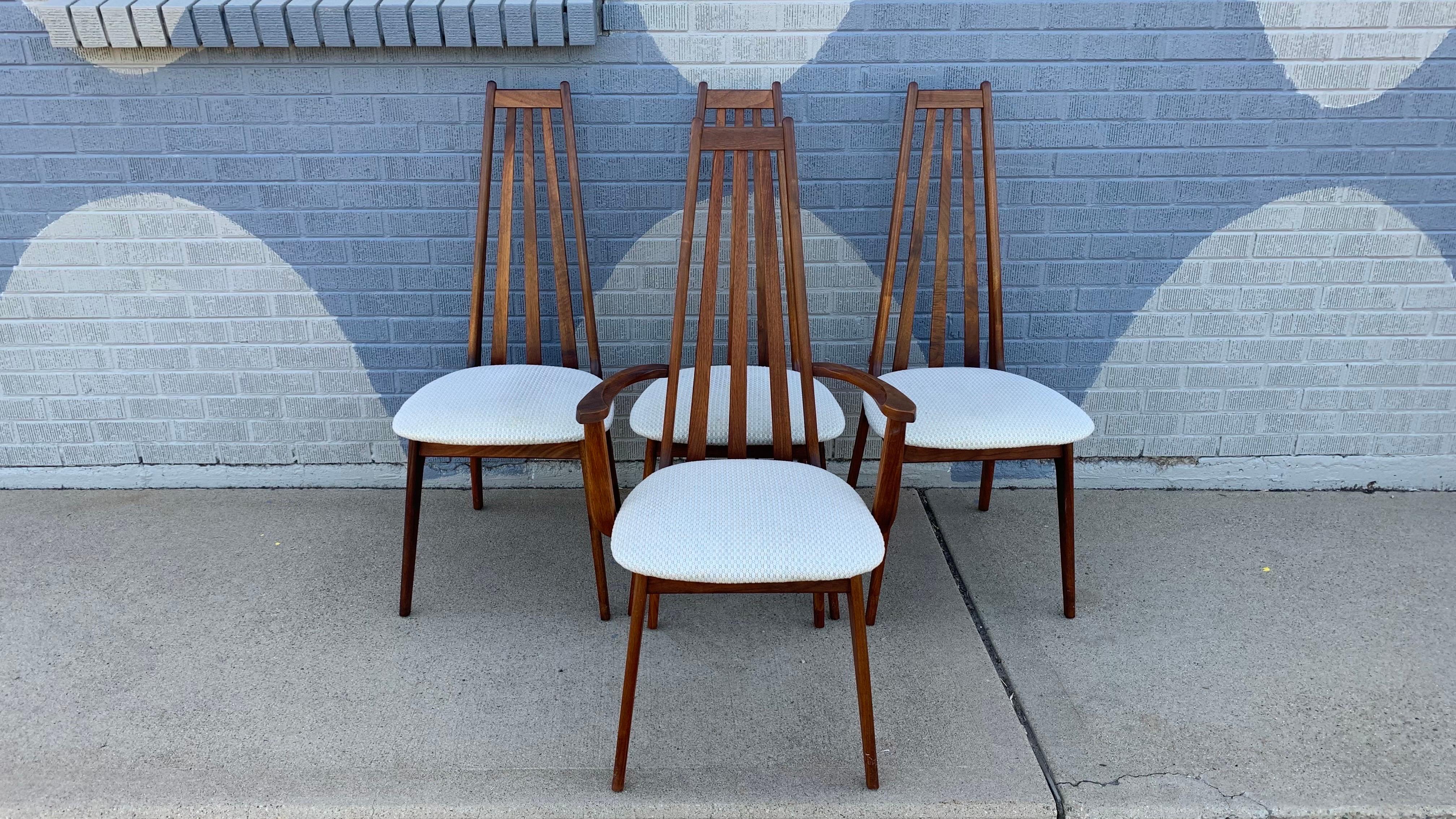 Ensemble de quatre chaises de salle à manger en noyer à haut dossier de style danois du milieu du siècle dernier - un fauteuil et trois chaises d'appoint.

Dimensions : 42
