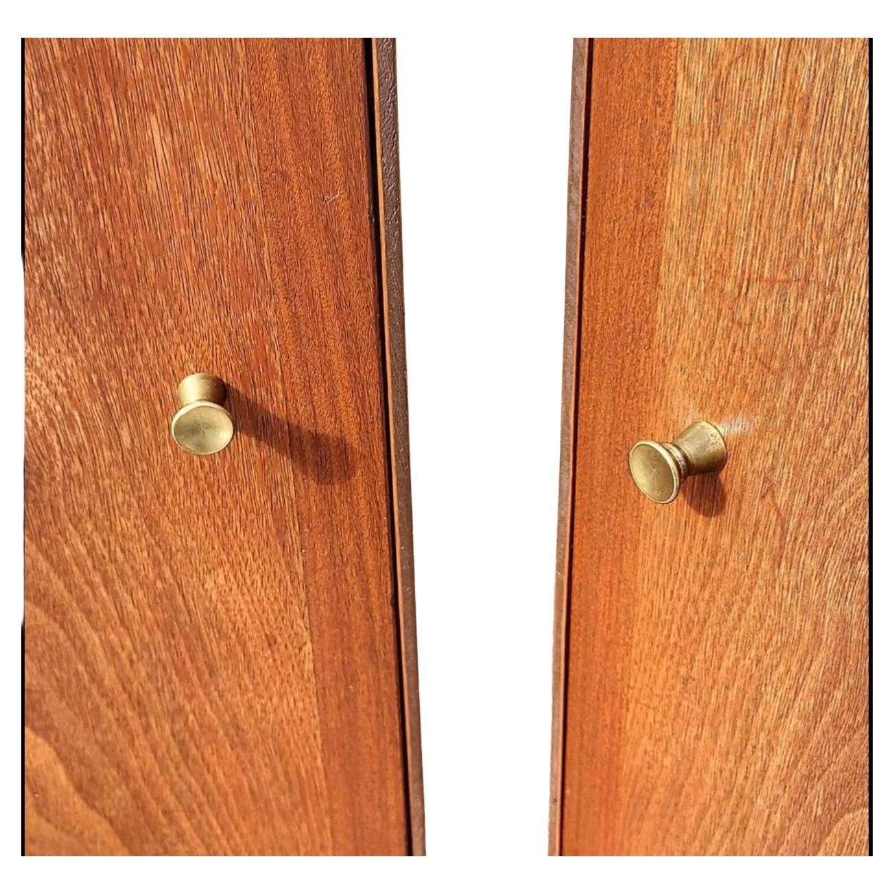 Preciosa pareja de mesillas de noche de estilo moderno danés de mediados de siglo. Ejecutado en nogal con elegantes detalles. Hermoso color de madera de nogal y veteados figurados. Las puertas se abren y cierran suavemente, y cada armario contiene