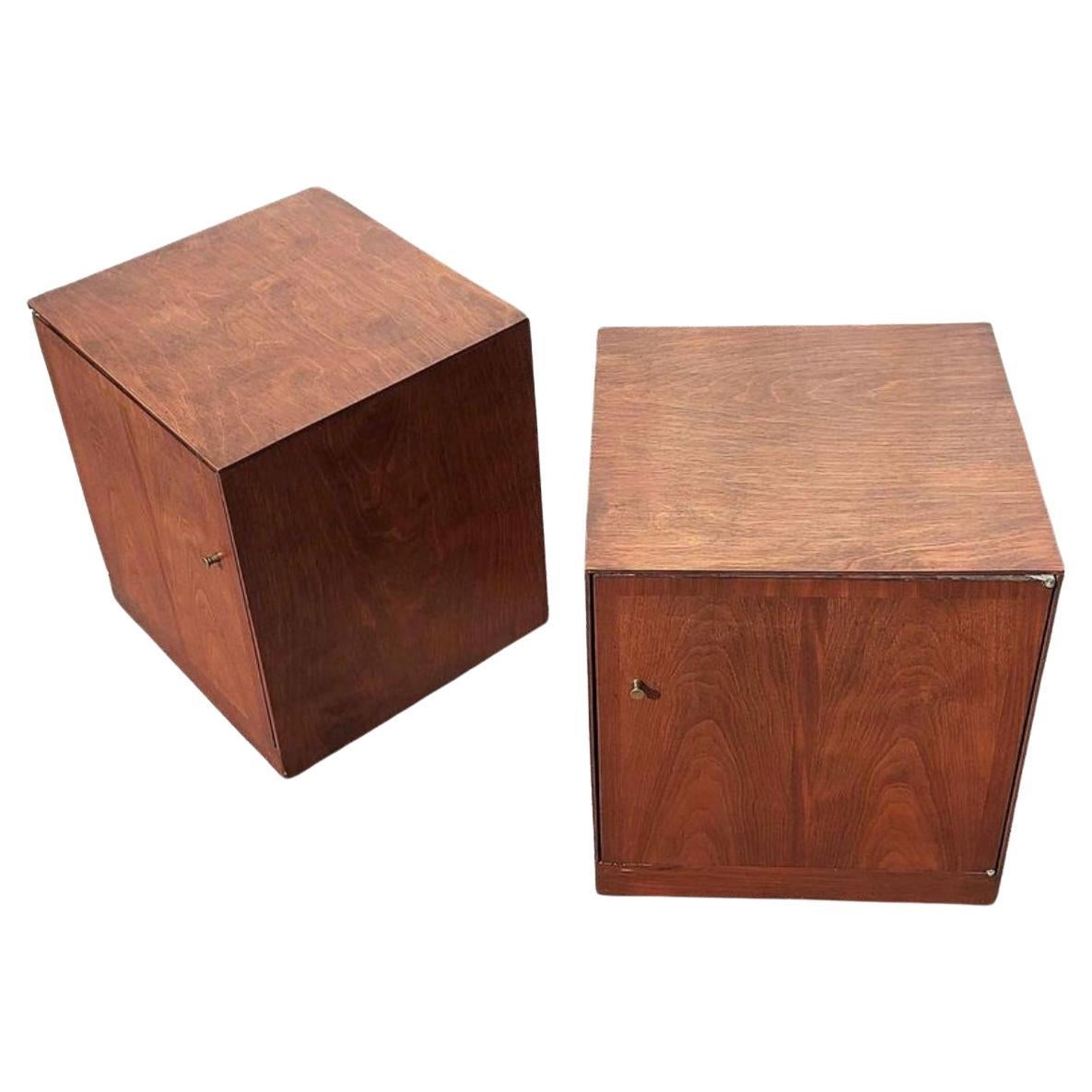 Mesillas de noche de estilo danés moderno de mediados de siglo en nogal Moderno de mediados de siglo en venta