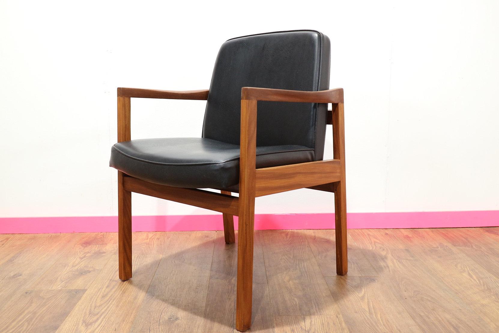 A beautiful carver office chair with a vinly leatherette cushioned seat and gorgeouse sculpted arms. This British chair was made in the 1960s and is in fantastic shape. 

 

Dimensions 

w23 d24 h32

Seat height 18 Arm height