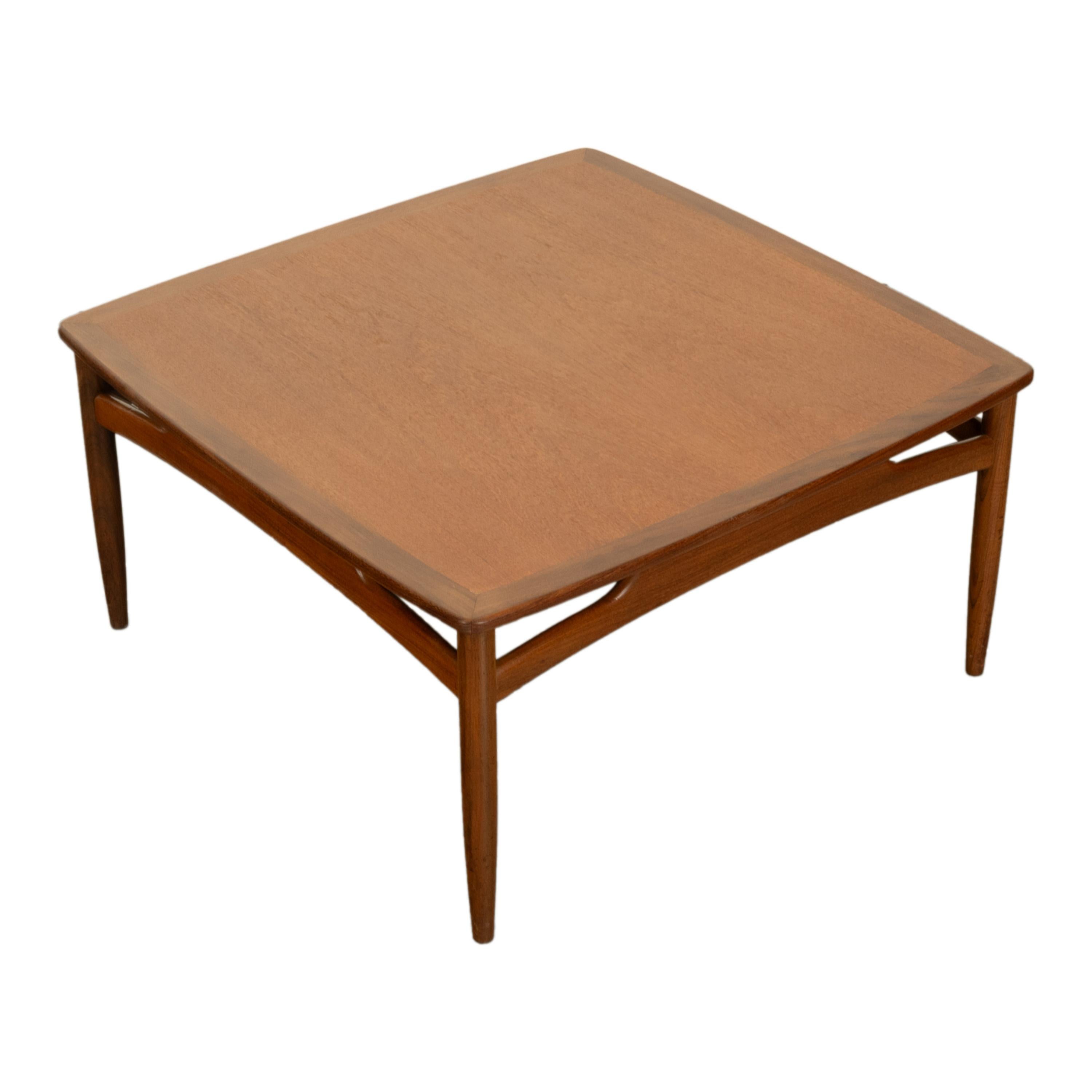 Una mesa de centro de teca de estilo danés moderno de mediados de siglo muy elegante, diseñada por lb Koford Larsen para G Plan en la década de 1960
La mesa, de forma cuadrada y fabricada en teca, tiene un tablero con unos atractivos bordes