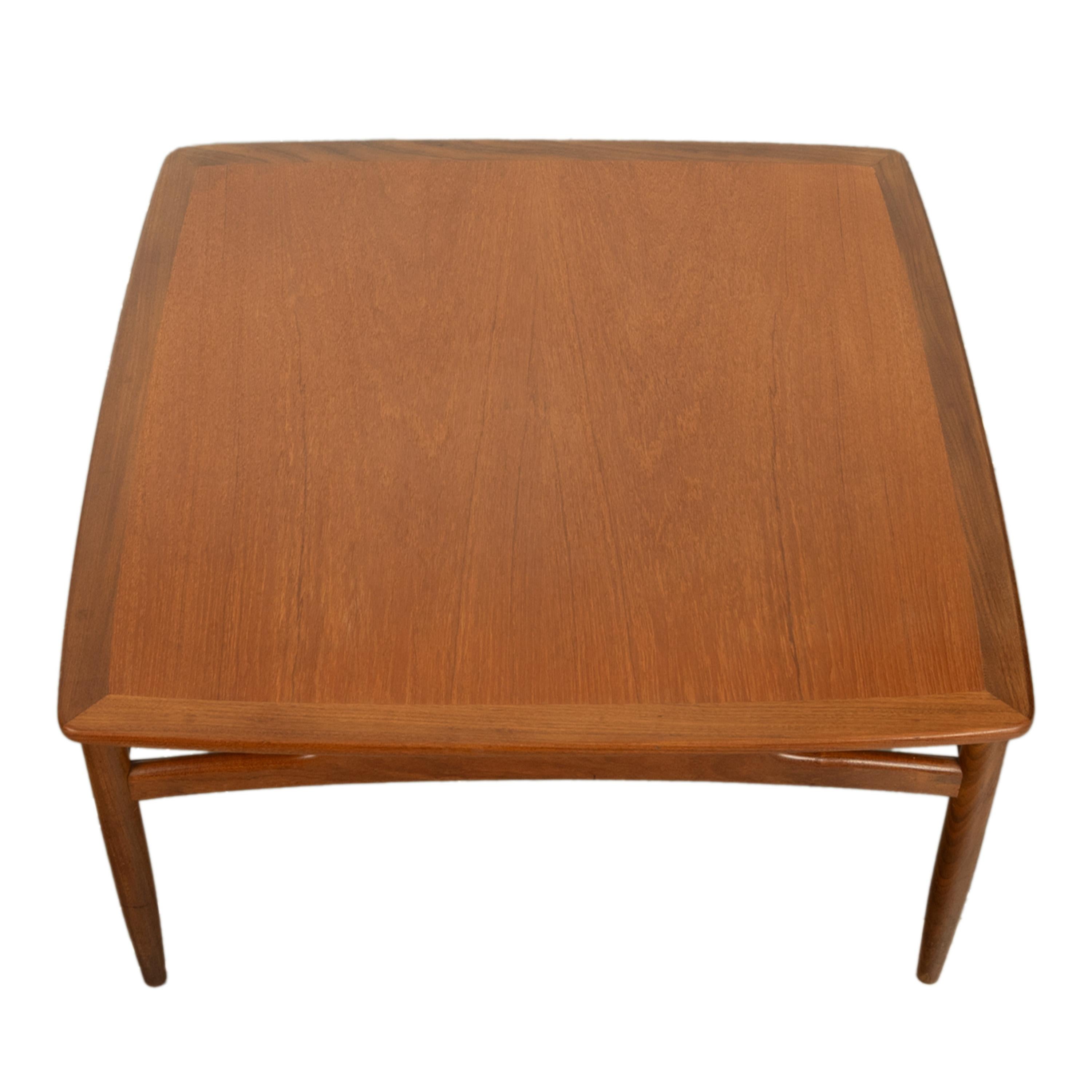 Mesa de centro cuadrada de teca de estilo danés moderno de mediados de siglo GPlan Kofod Larsen 1960 en Bueno estado para la venta en Portland, OR