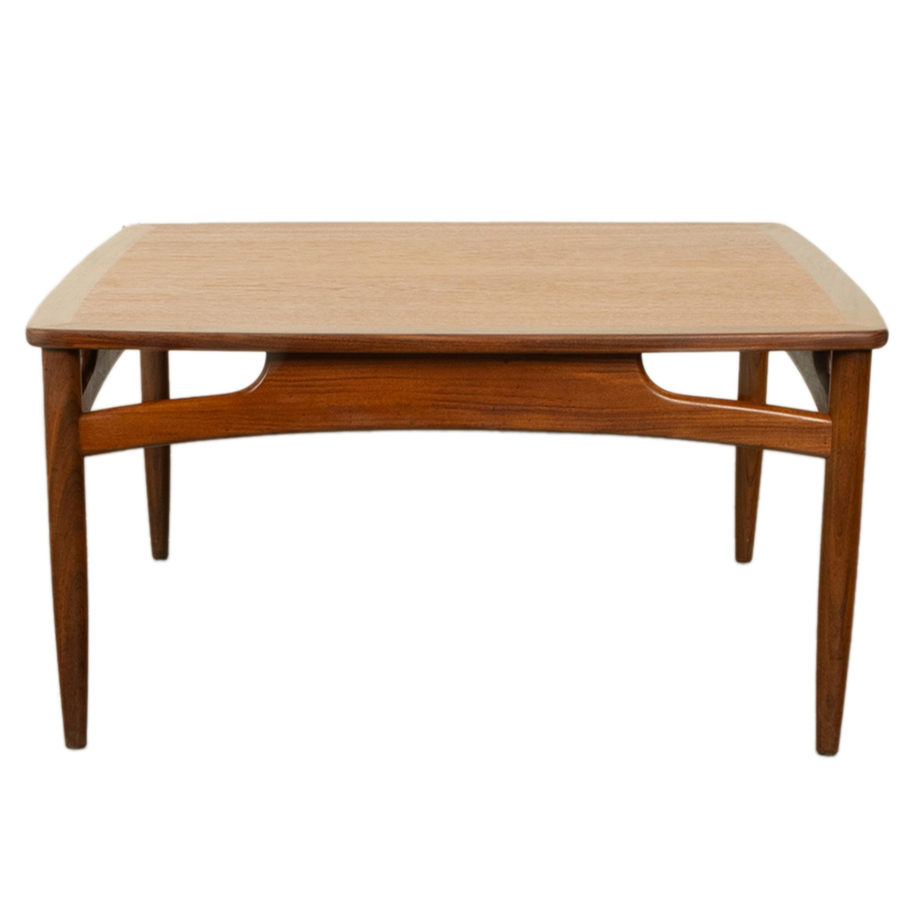 Mesa de centro cuadrada de teca de estilo danés moderno de mediados de siglo GPlan Kofod Larsen 1960 Teca en venta