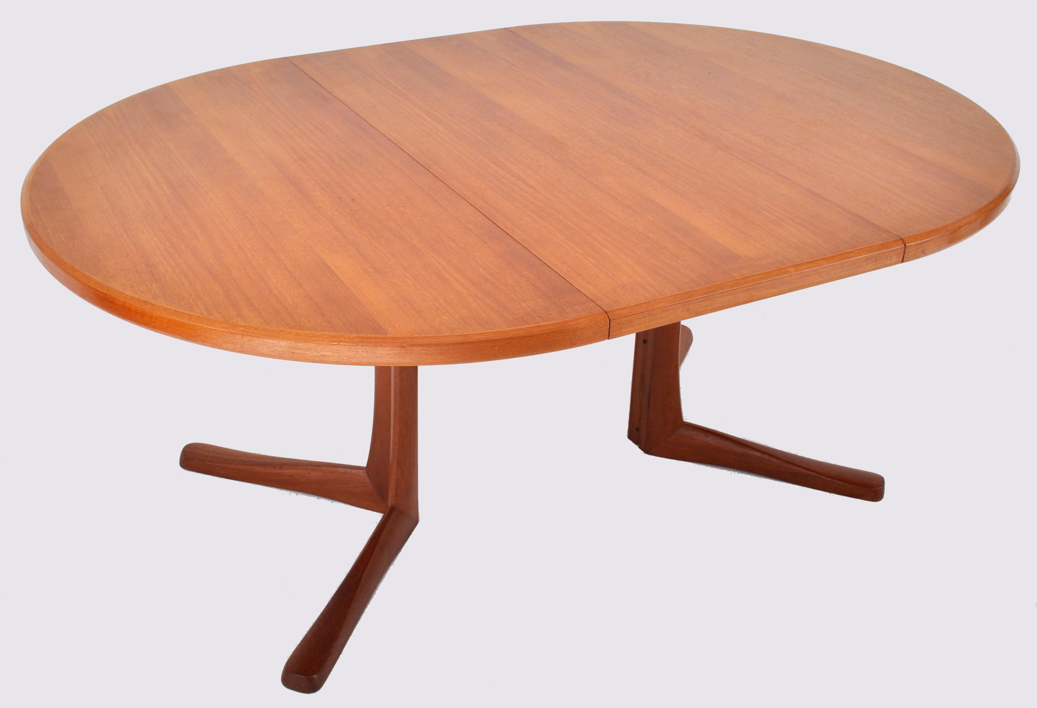 Mid-Century Modern Danish Style Teak Dining Table with Twin Leaves by McIntosh In Good Condition In Portland, OR