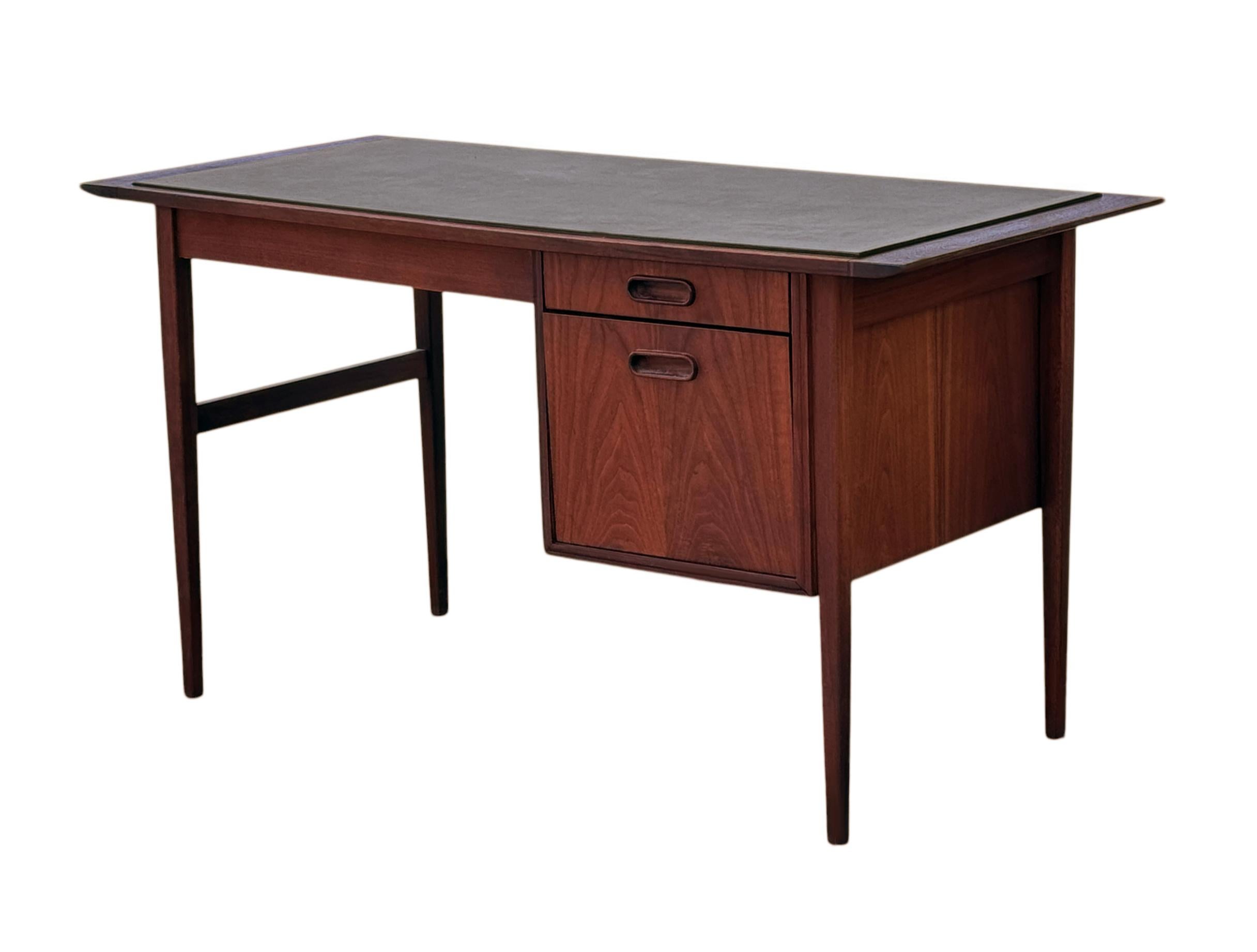 A handsome American modern desk, circa 1970s. It features walnut construction with an inlayed faux slate top. Very good ready to use condition. 

