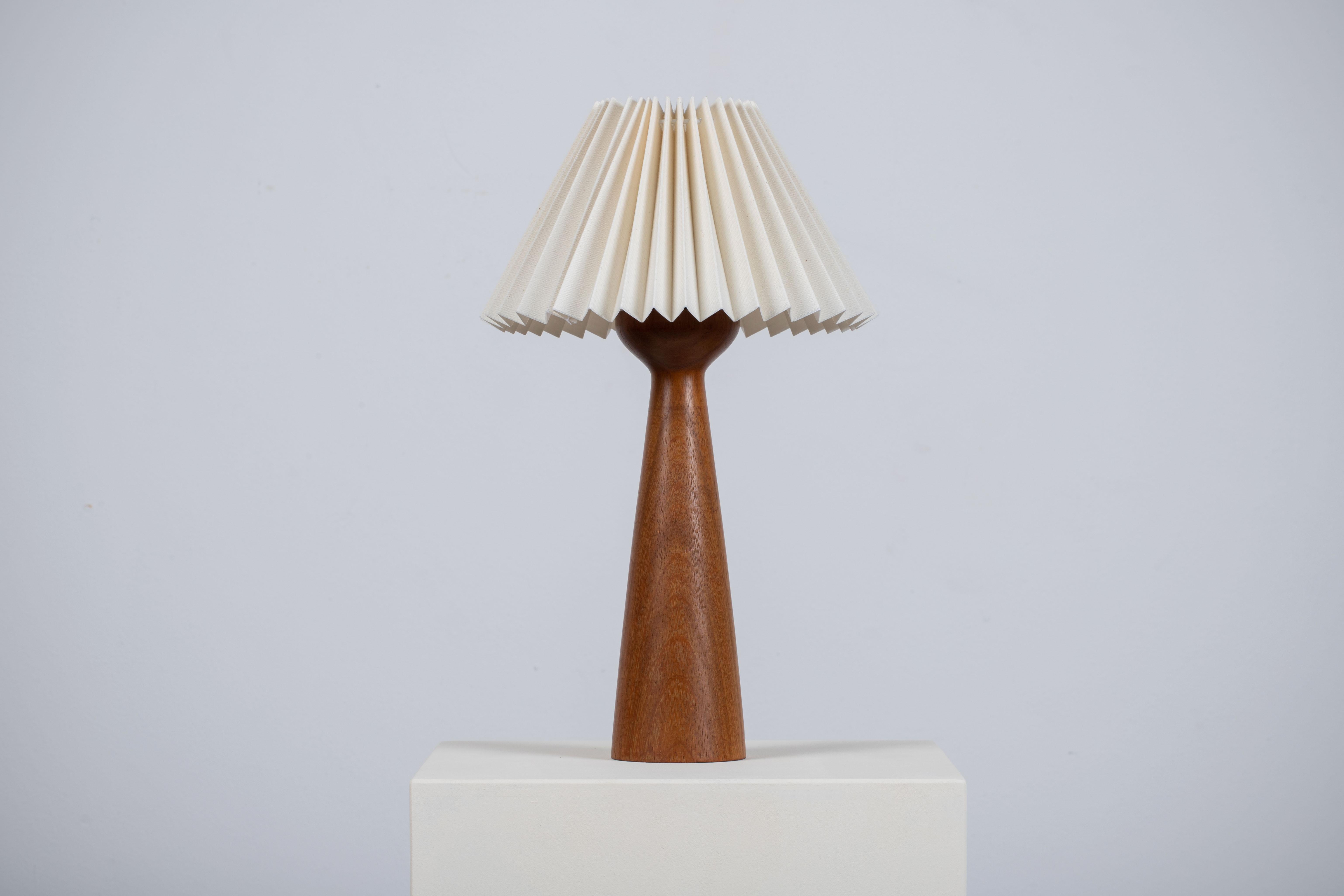 Lámpara de mesa danesa moderna de mediados de siglo, 1960 en Bueno estado para la venta en Wiesbaden, DE
