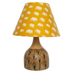 Lampada da tavolo danese moderna di metà secolo con motivo a pavone di Margrethe Dybdahl