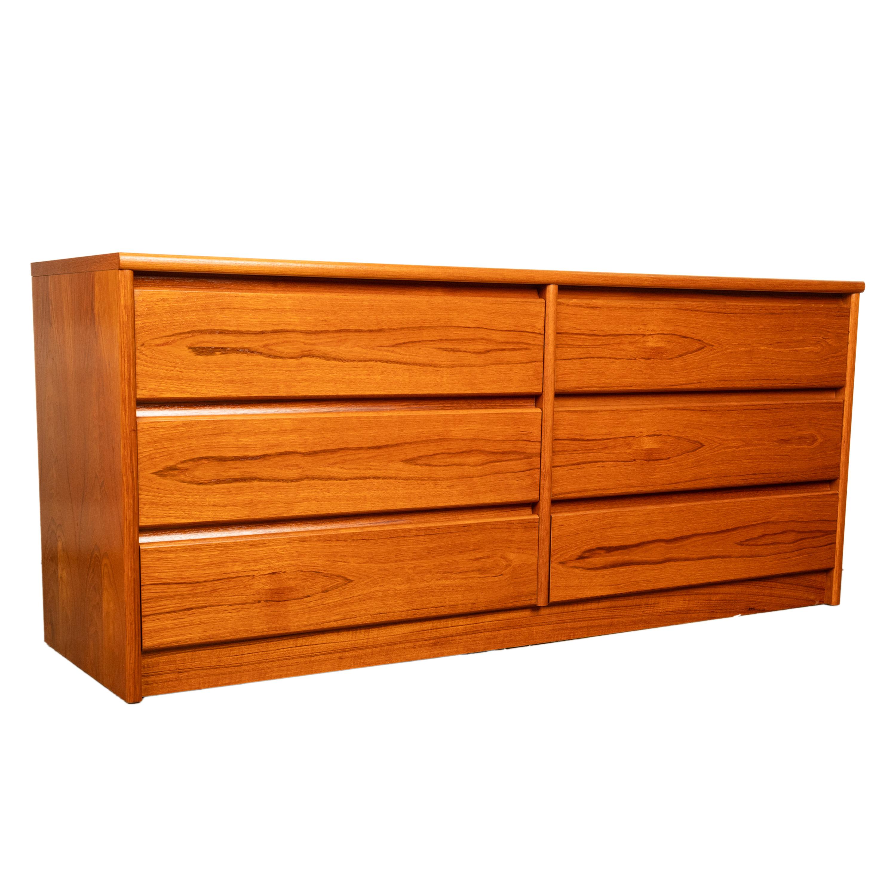 Mid Century Modern Danish Teak 6 Drawer Double Dresser Credenza Sannemanns 1970 In Good Condition For Sale In Portland, OR