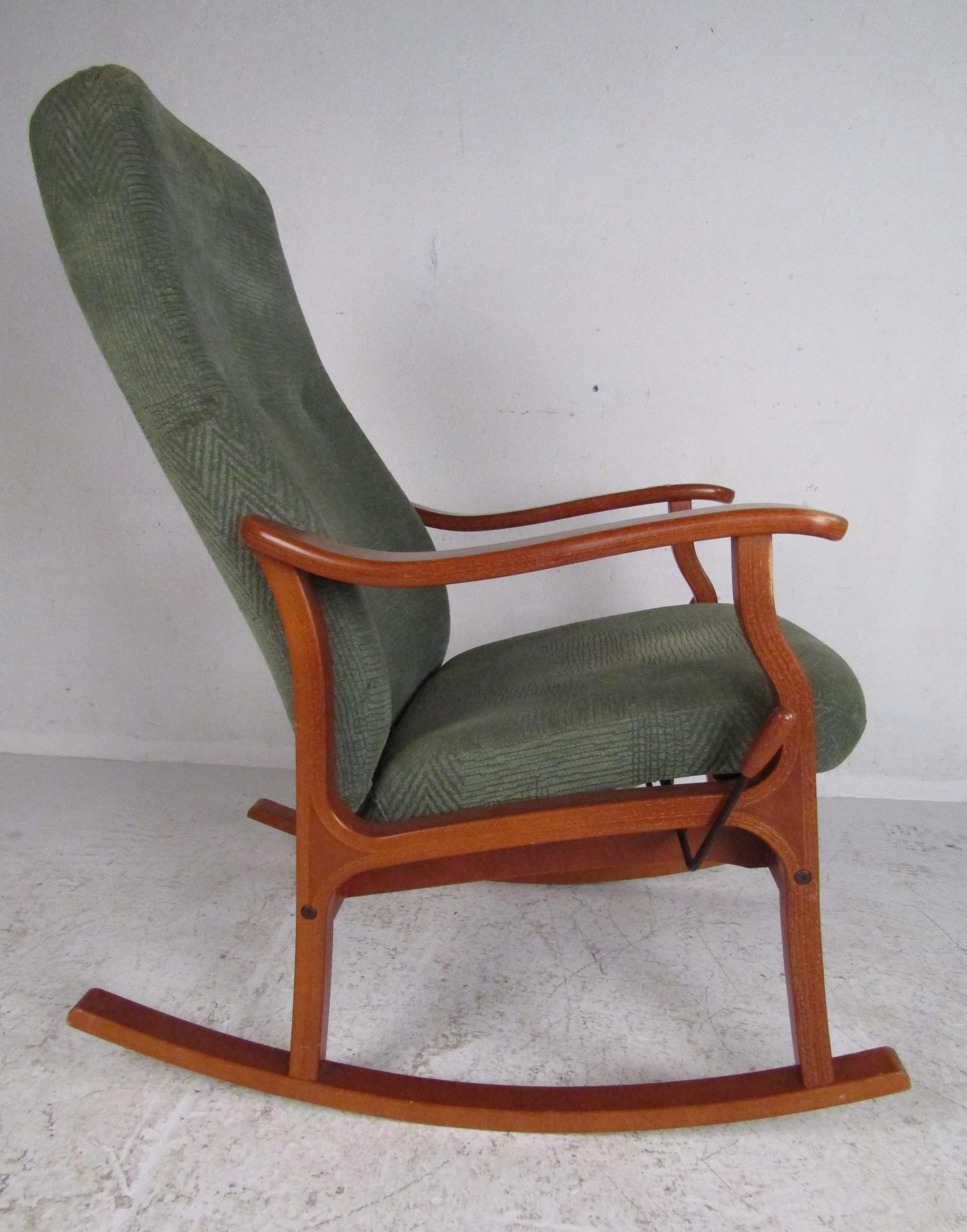 Mid-Century Modern Danish Teak Adjustable Rocking Chair In Good Condition In Brooklyn, NY