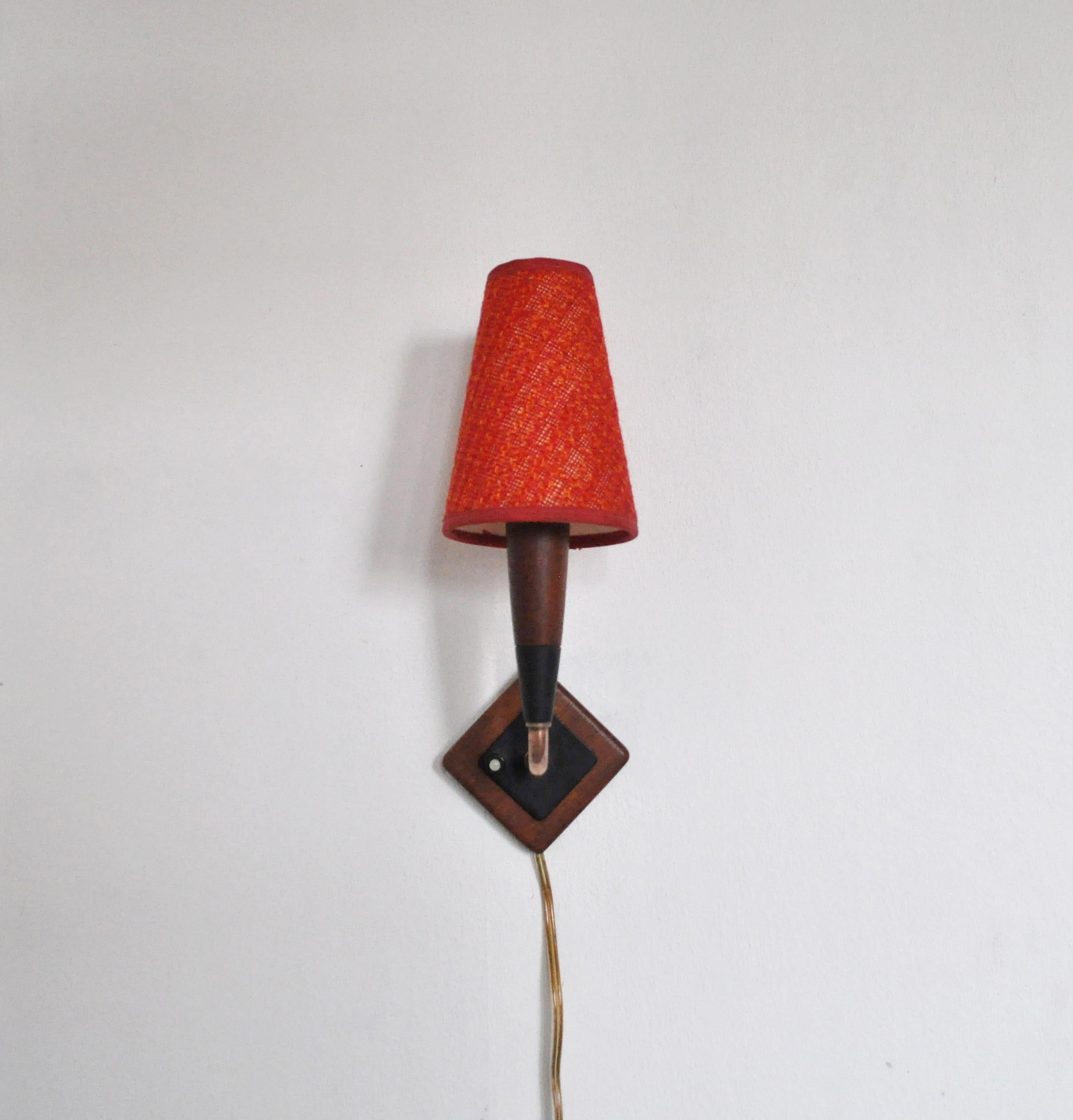 Mid-Century Modern teak and copper wall sconce with red textile shade, Denmark the 1950s. Shade in original condition without color fading.
Good vintage condition.

Dimensions:
Lamp height: 17,5 cm
Lamp base width and depth: 10,5 x 10,5