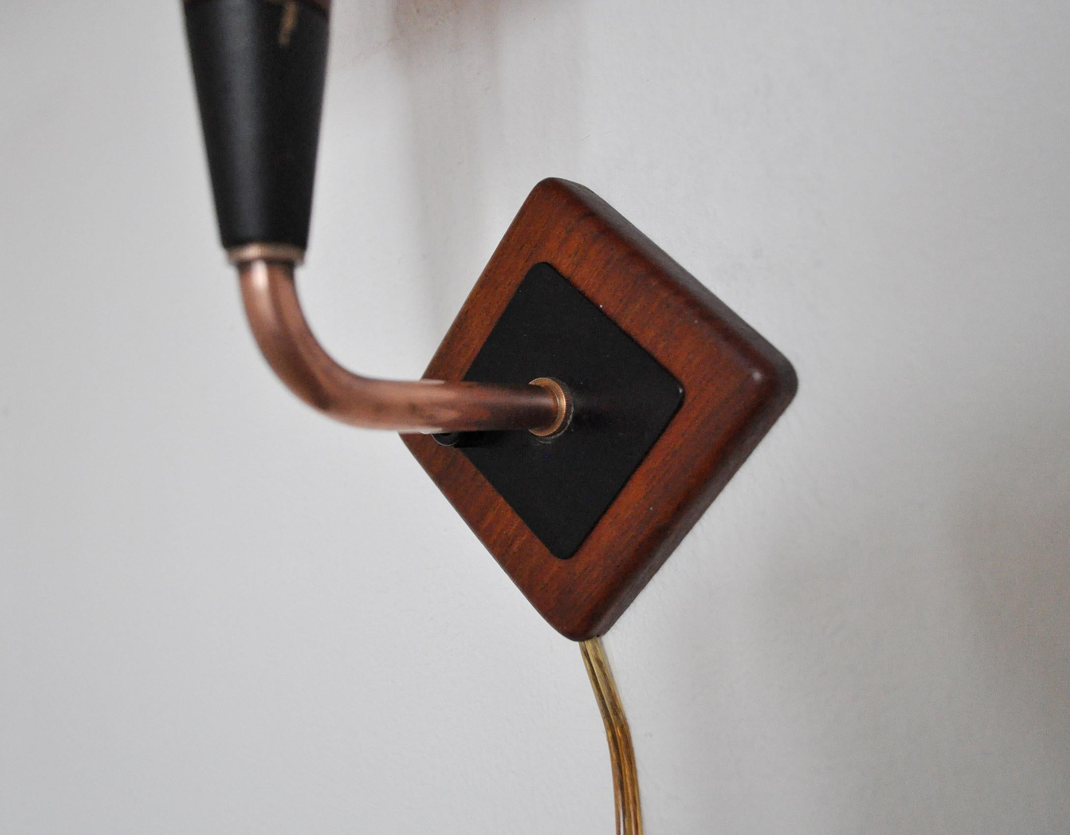 Mid-Century Modern Danish teak and copper wall sconce, 1950s In Good Condition For Sale In Vordingborg, DK