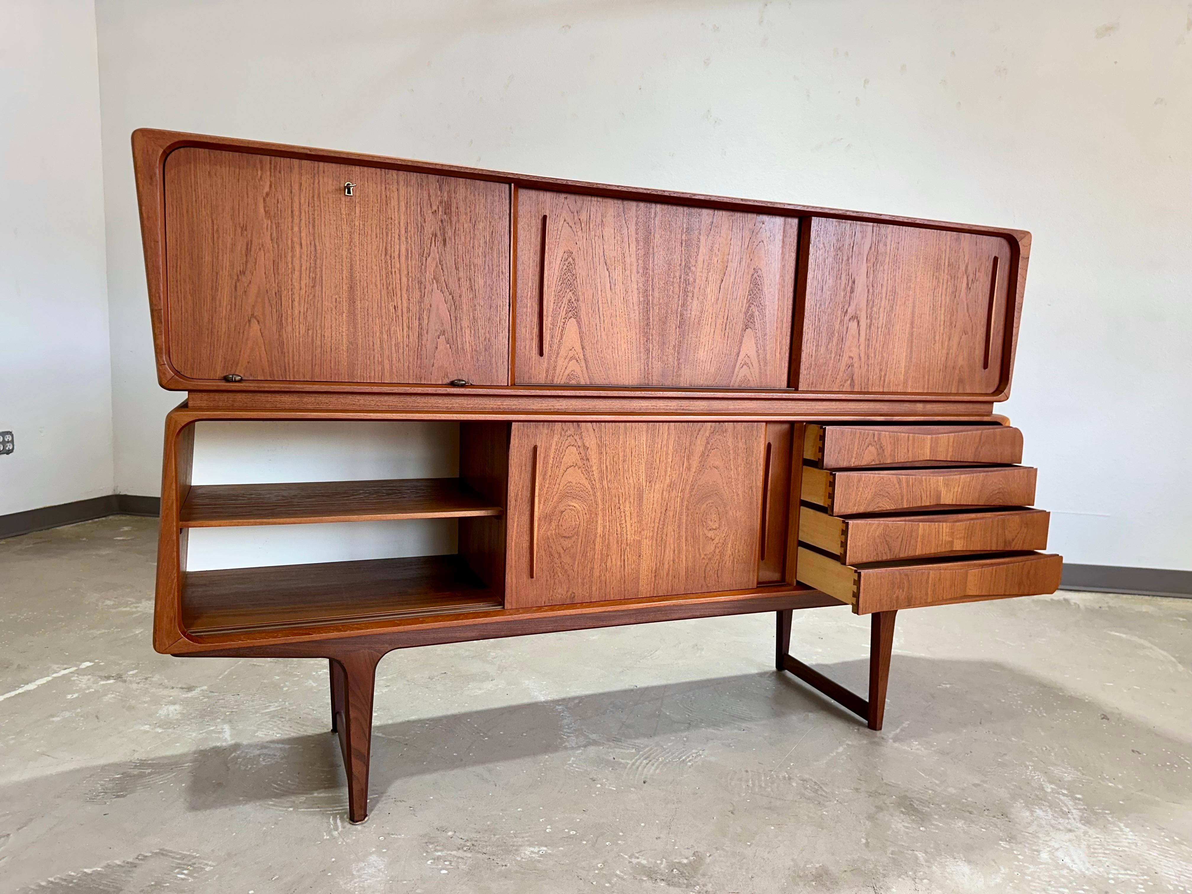 Mid Century Modern Danish Teak Atomic Sideboard Bar Cabinet c.1950’s, Refinished In Good Condition In Lutz, FL