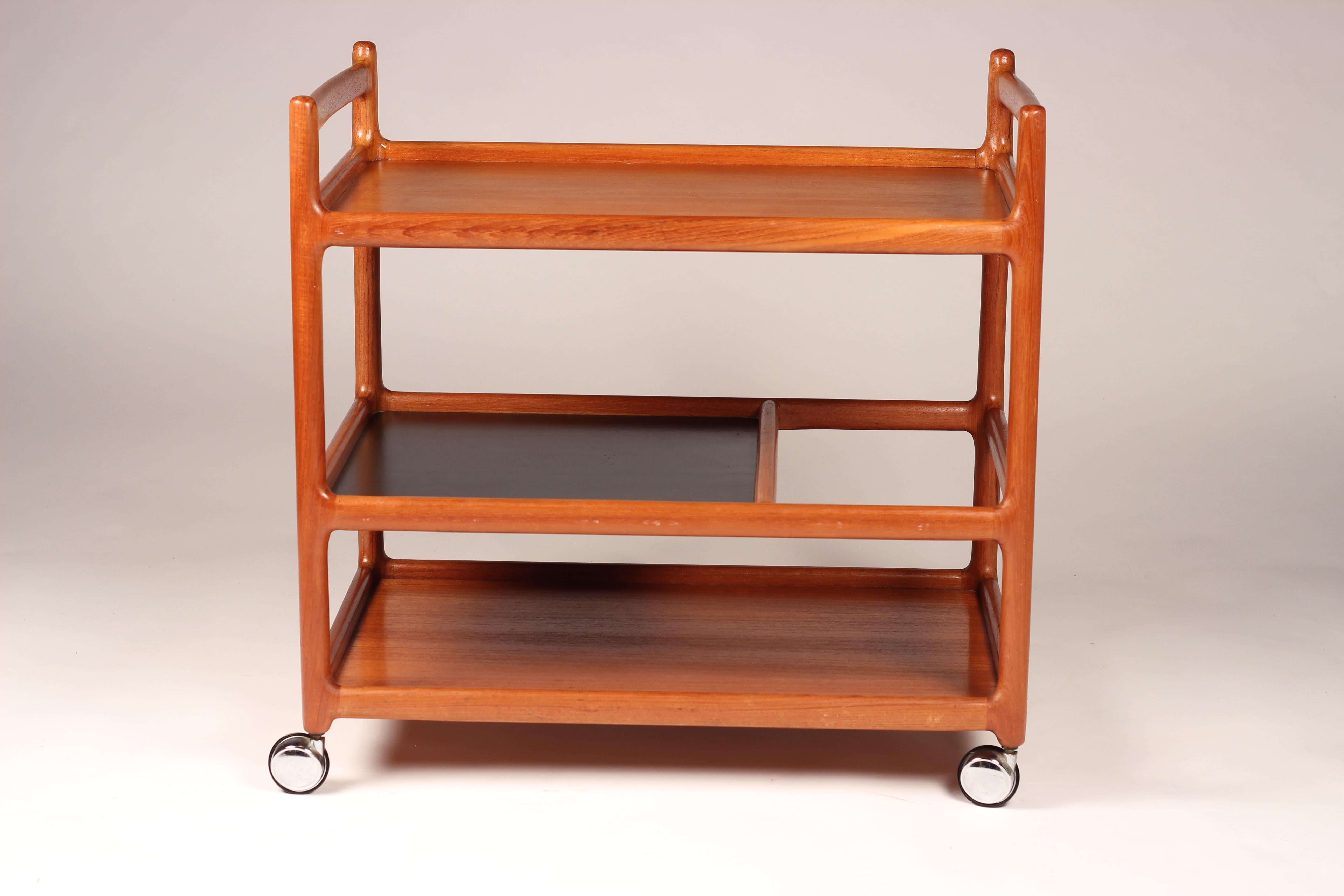 Mid-Century Modern Danish Teak Bar Cart by Johannes Andersen for Silkeborg In Good Condition In London, GB