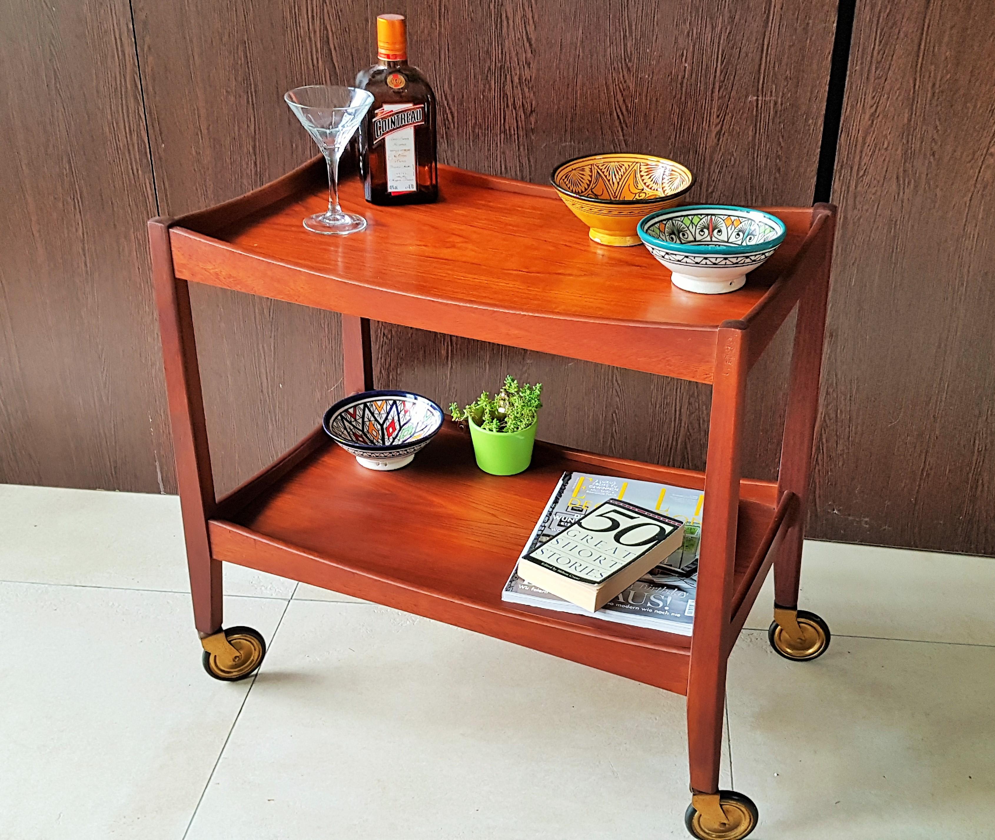 Mid-Century Modern teak bar cart trolley, Denmark, 1960s. Brass castors.

Good vintage condition!

Free shipping anywhere in the world!