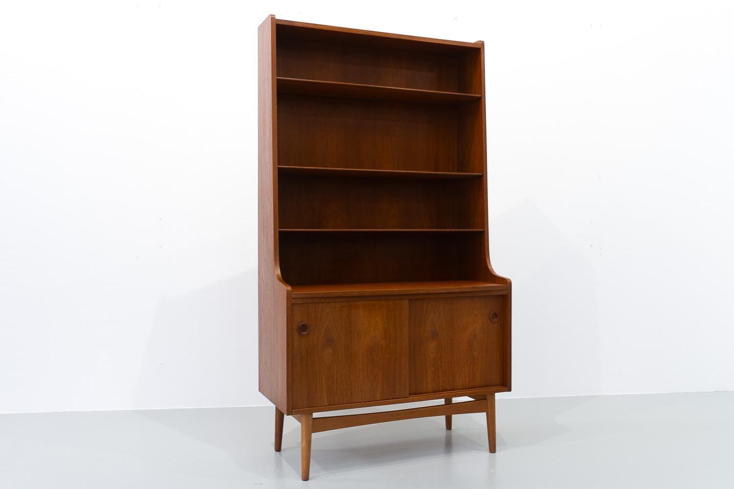 Mid-Century Modern Danish Teak Bookcase by Johannes Sorth for Nexø Møbelfabrik, 1960s.
This Classic Scandinavian Modern bookcase was designed by Danish master carpenter Johannes Sorth for Nexø Møbelfabrik, Bornholm in 1956. The idea was to combine a
