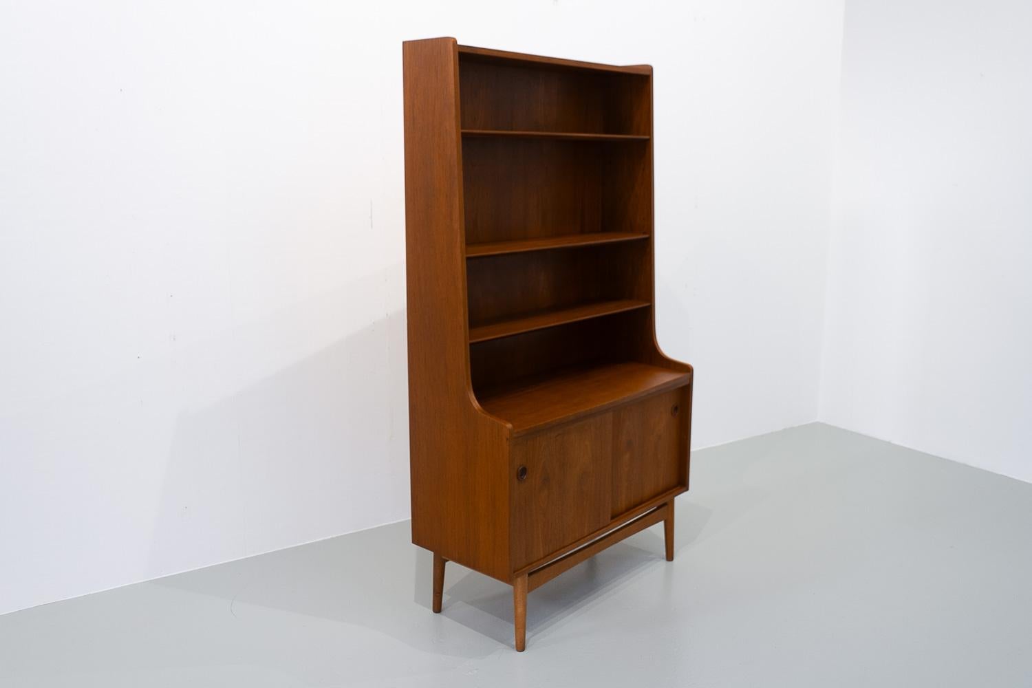 Mid-Century Modern Danish Teak Bookcase by Johannes Sorth for Nexø, 1960s. In Good Condition In Asaa, DK