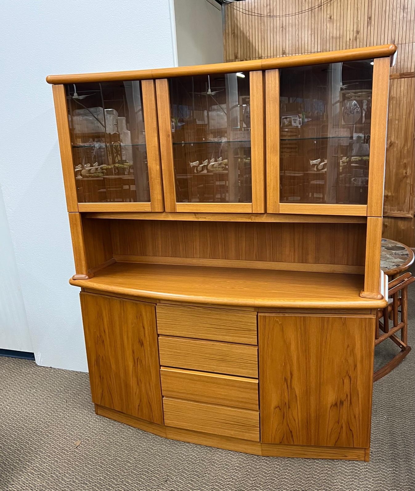 Large Danish teak buffet with hutch. Pristine condition. Featuring adjustable glass shelves at the top. Adjustable wood shelves at the bottom. Four clean drawers. Top drawer with green baize.

Dimensions: 63.5