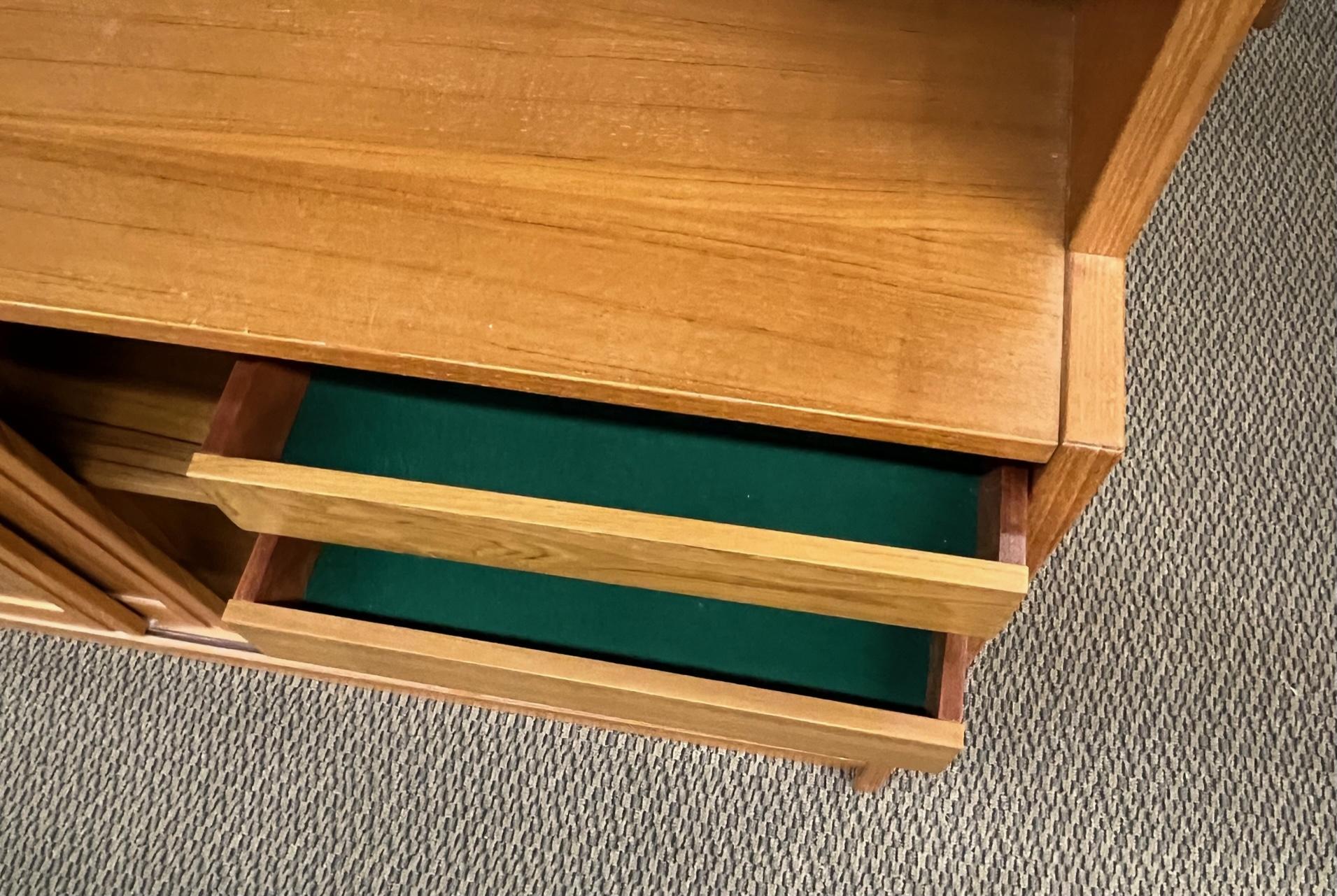 Mid-Century Modern Danish Teak Buffet Hutch Display China Cabinet In Good Condition In Atlanta, GA