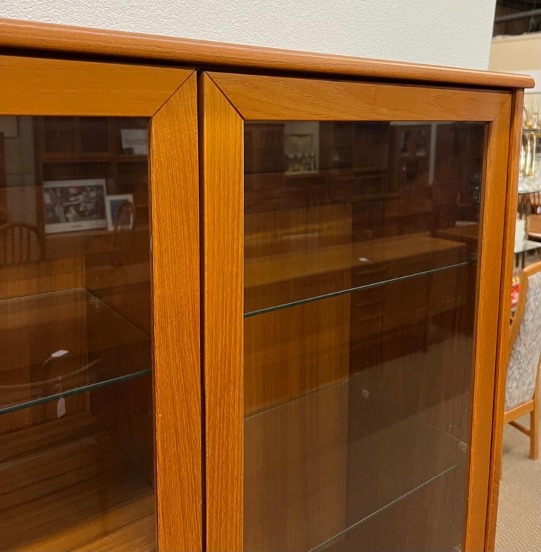 Mid-Century Modern Danish Teak Buffet Hutch Display China Cabinet with Lights For Sale 4