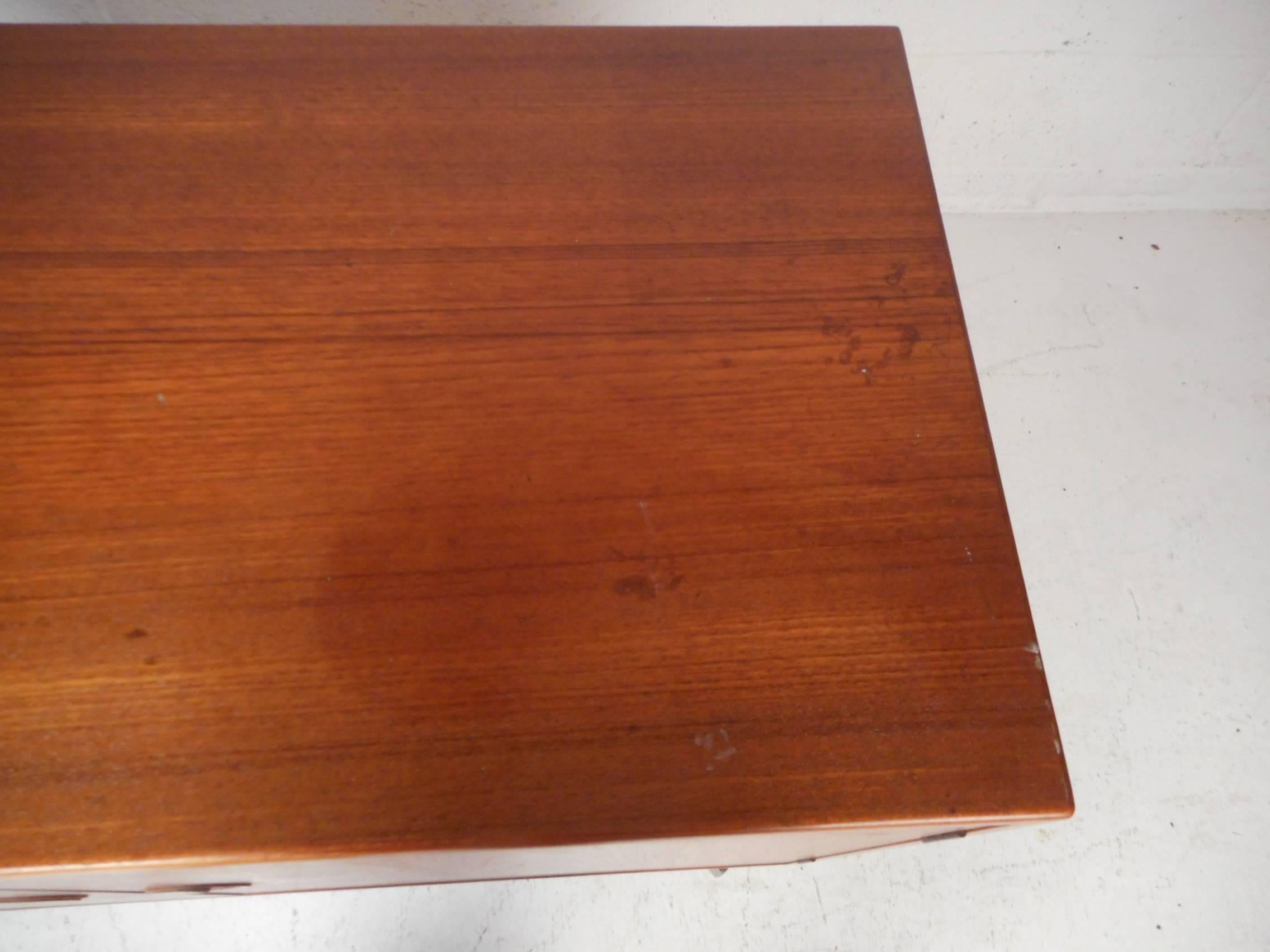 Mid-Century Modern Danish Teak Cabinet with Hairpin Legs In Good Condition In Brooklyn, NY