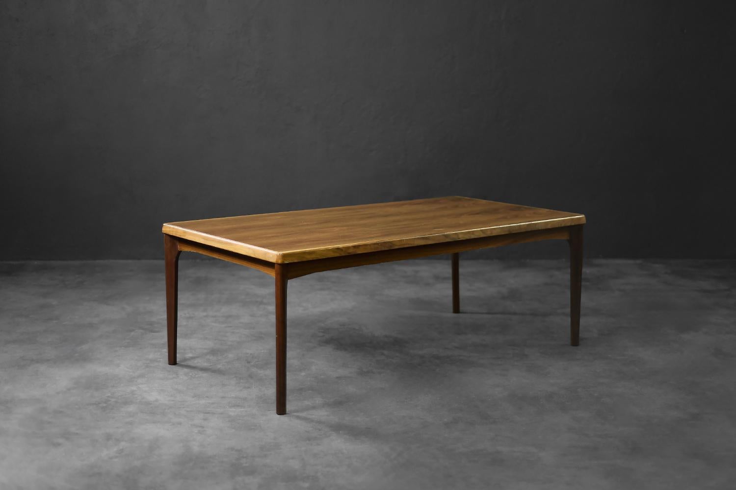 Danois Table basse danoise moderne du milieu du siècle en teck par H. Kjærnulf pour Vejle Møbelfabrik en vente