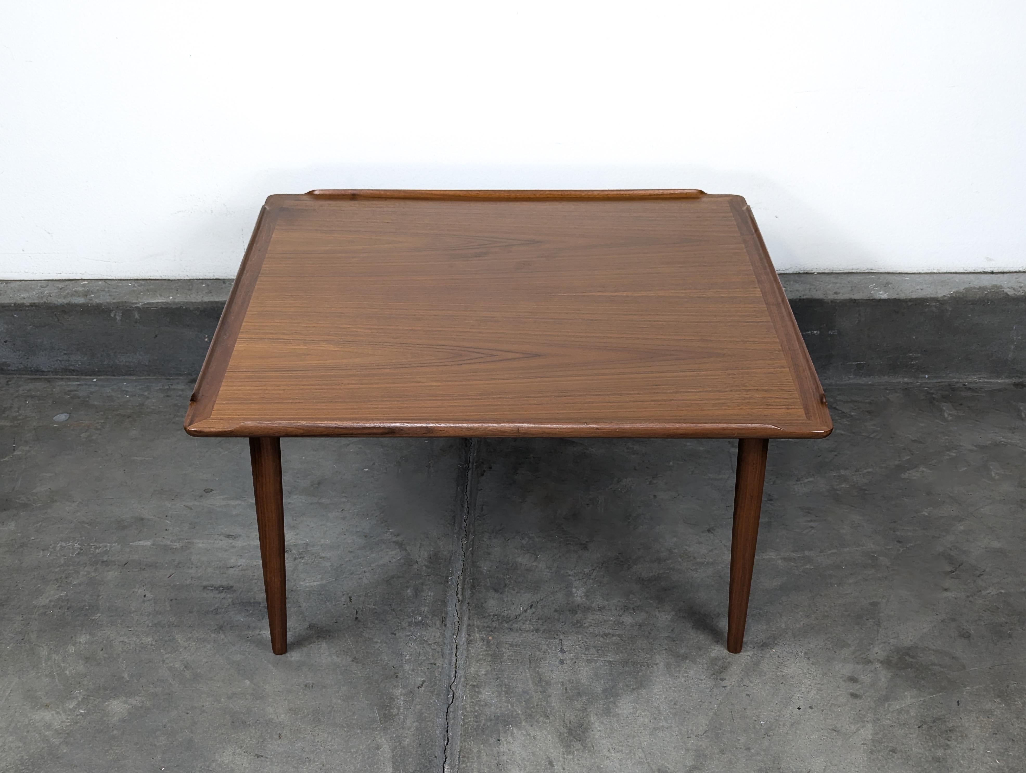 Moderner dänischer Teakholz-Couchtisch aus der Mitte des Jahrhunderts von Poul Jensen für Selig, ca. 1960er Jahre im Angebot 4