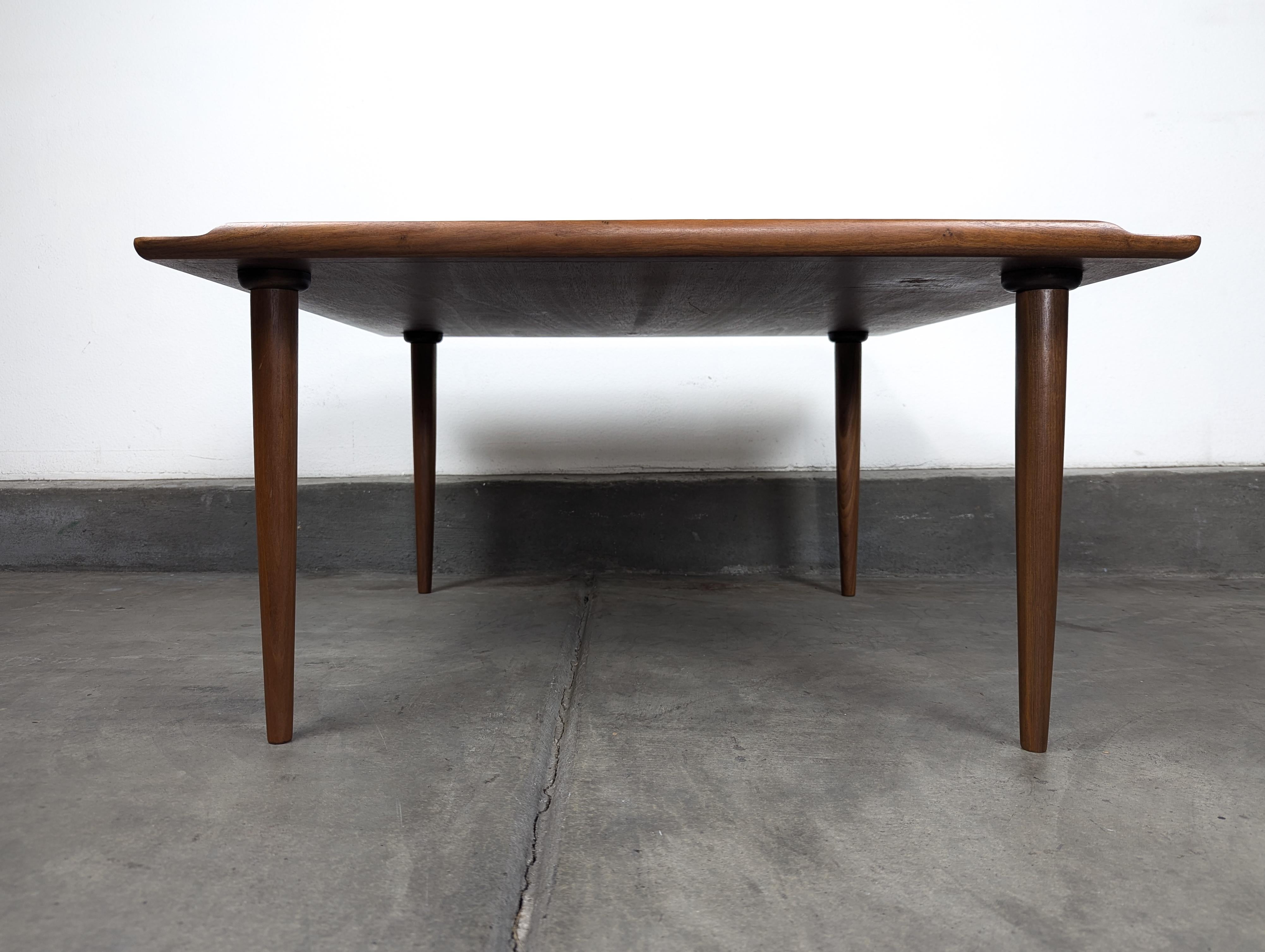 Insgesamt ausgezeichneten Zustand mit kleinen Anzeichen eines früheren Lebens nachgearbeitet. Maße: ca. 30 B x 30 L x 16,75 H. Entworfen von Poul Jensen für Selig. Mit einem gut aussehenden Oberteil mit einer geschwungenen Lippe.

Wenn Sie Fragen