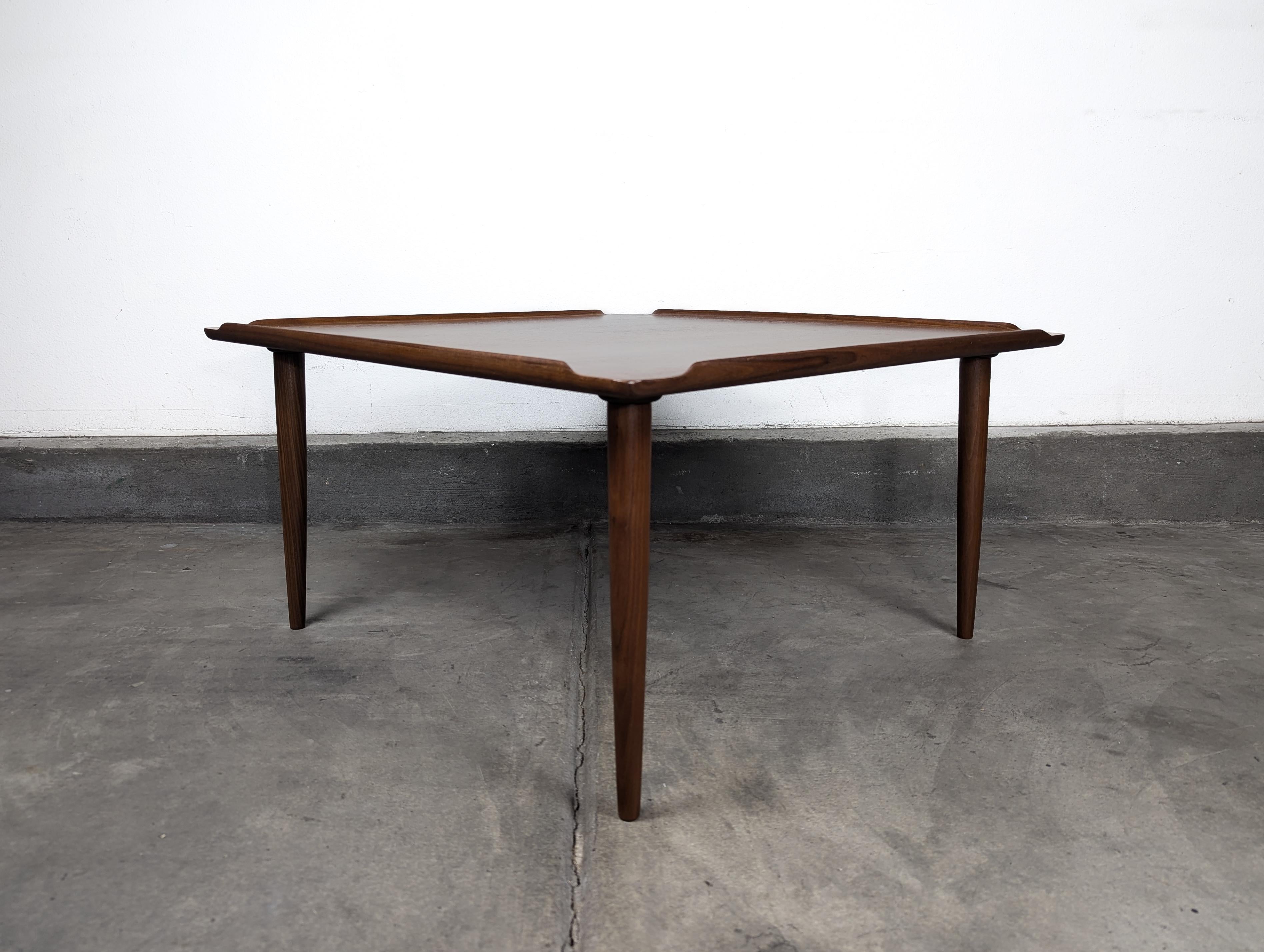 Moderner dänischer Teakholz-Couchtisch aus der Mitte des Jahrhunderts von Poul Jensen für Selig, ca. 1960er Jahre im Zustand „Gut“ im Angebot in Chino Hills, CA