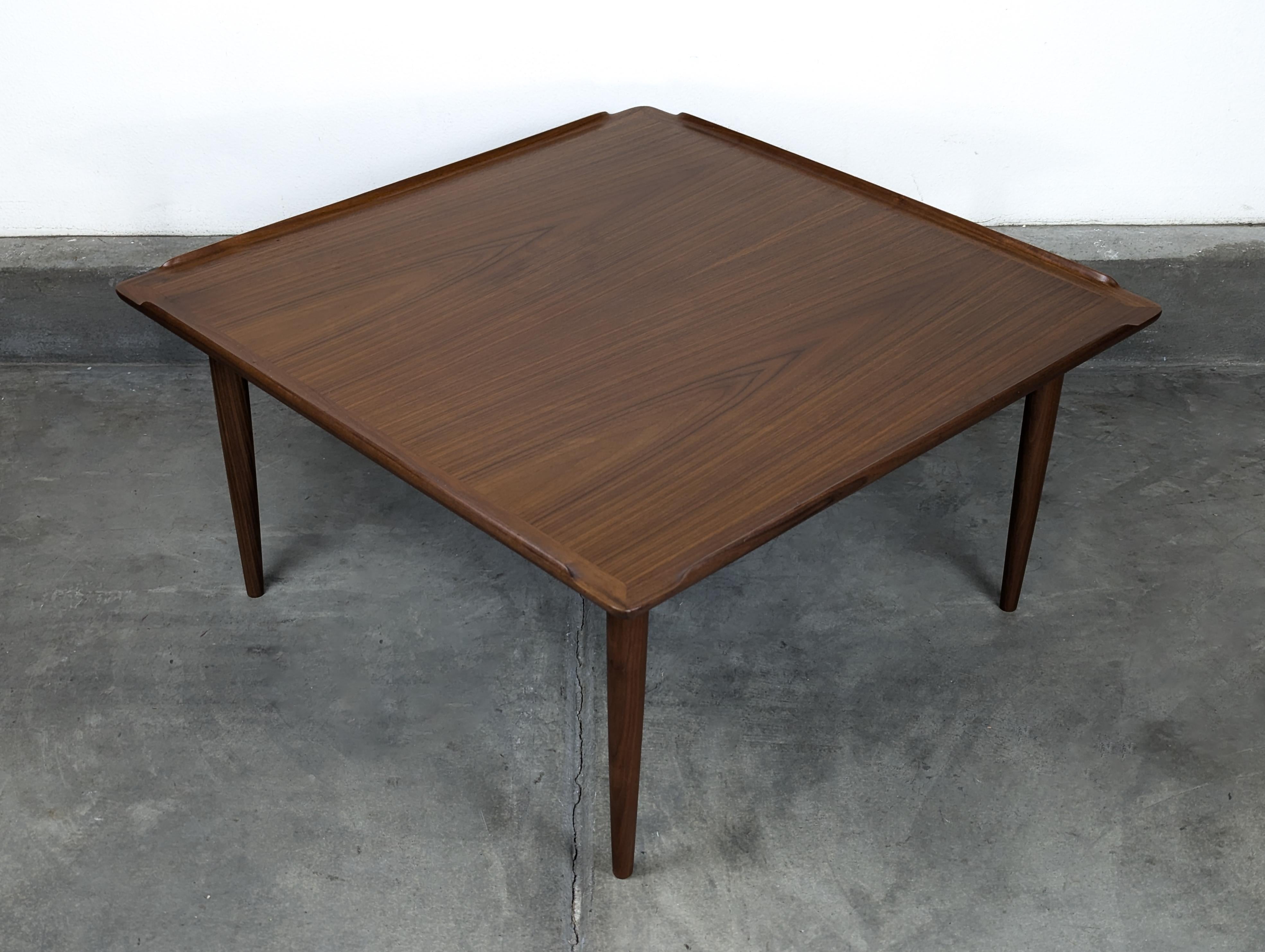 Moderner dänischer Teakholz-Couchtisch aus der Mitte des Jahrhunderts von Poul Jensen für Selig, ca. 1960er Jahre (Mitte des 20. Jahrhunderts) im Angebot