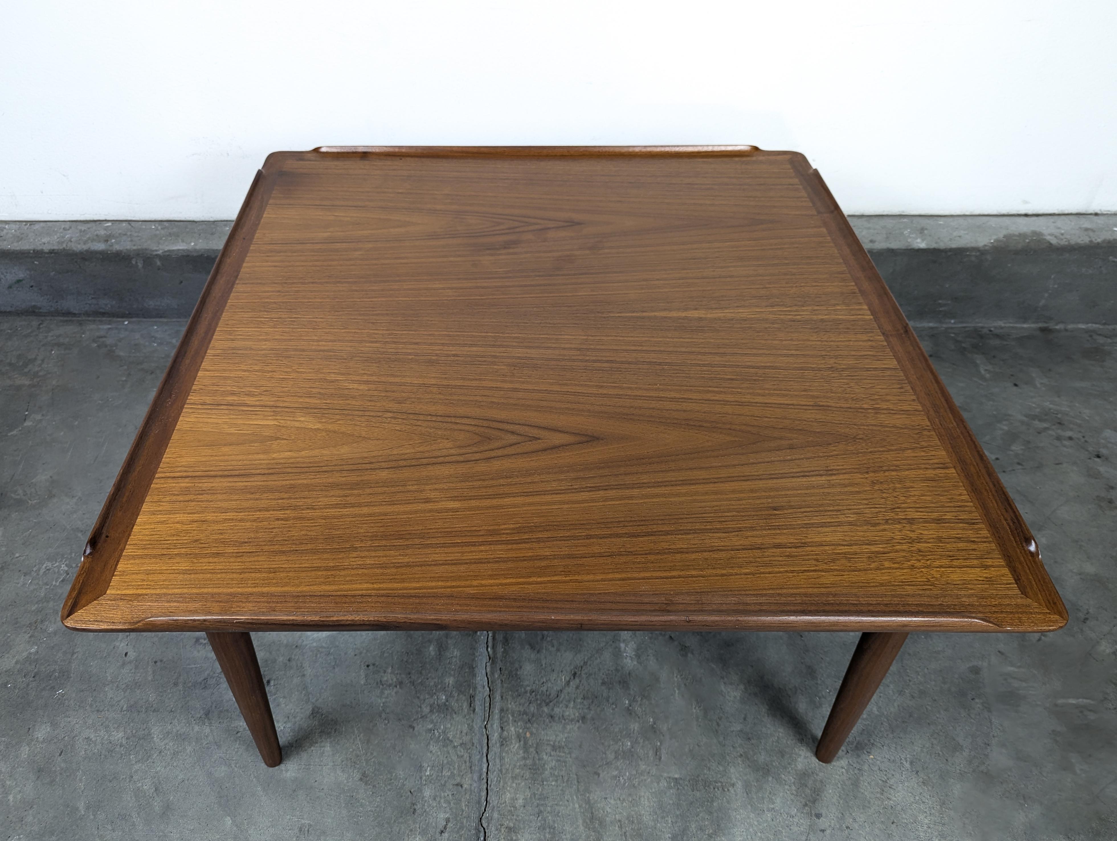 Moderner dänischer Teakholz-Couchtisch aus der Mitte des Jahrhunderts von Poul Jensen für Selig, ca. 1960er Jahre im Angebot 3