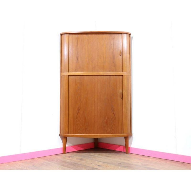Exceptionally beautiful Danish teak corner cabinet  from the 1960s.The high-quality workmanship and the elegant design make the corner cabinet a real favorite.Design: Arne Hovmand-OlsenManufacturer: Skovmand and Andersen 

Dims

w26 d26 h61