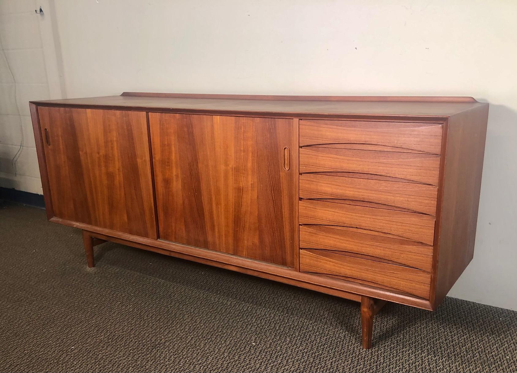 Amazing teak credenza by Arne Vodder for Sibast. Model 29.
Adjustable shelves. Finished back. Clean drawers all glide well.

Unrestored original finish. Some marks on the top and other small marks and scuffs consistent with age and