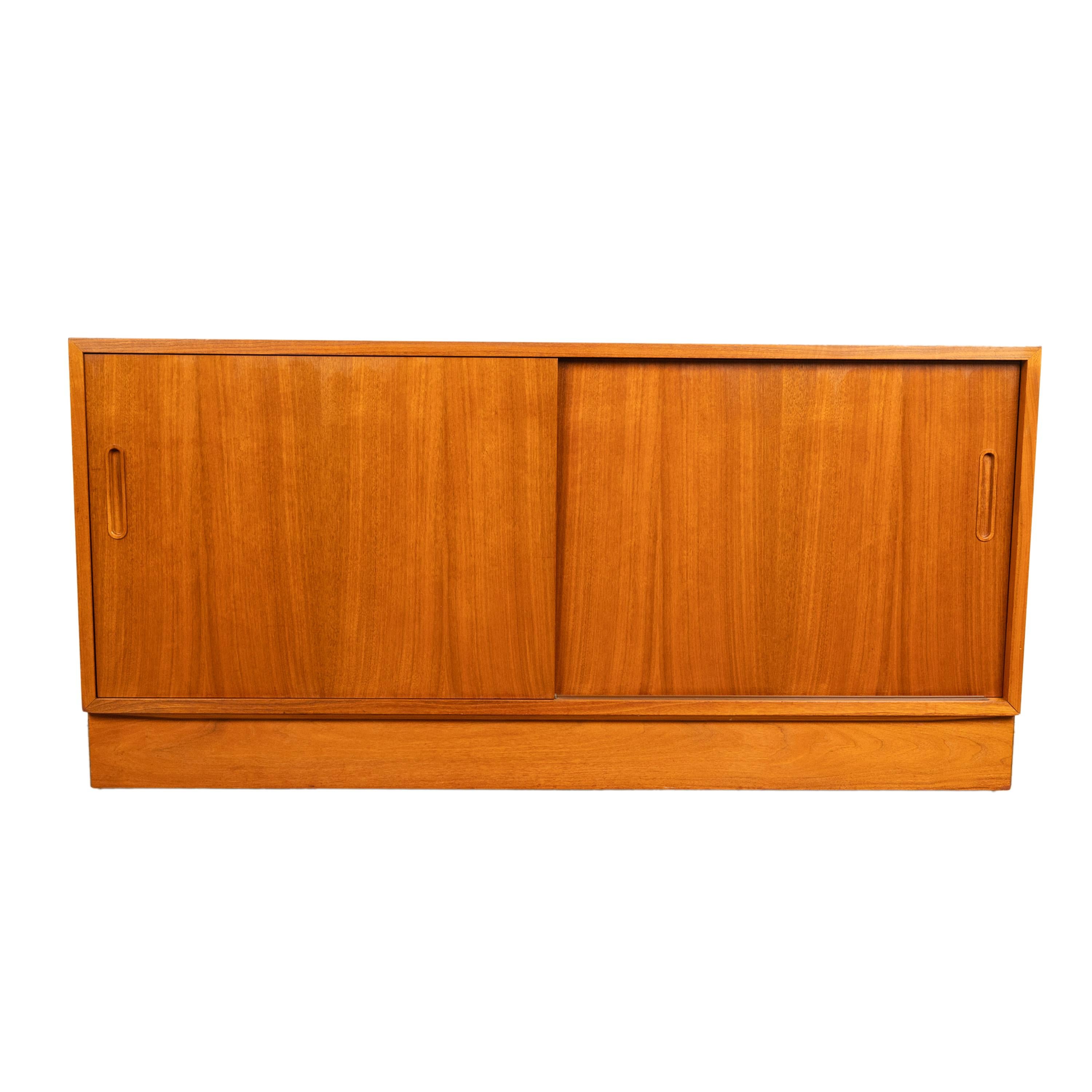 Mid Century Modern Danish teak credenza, sideboard, cabinet, designed by Poul Hundevad (1917-2011) , circa 1970.

Poul Hundevad (1917-2011) was a Danish furniture designer known for his elegant and functional designs. He was born in Denmark and
