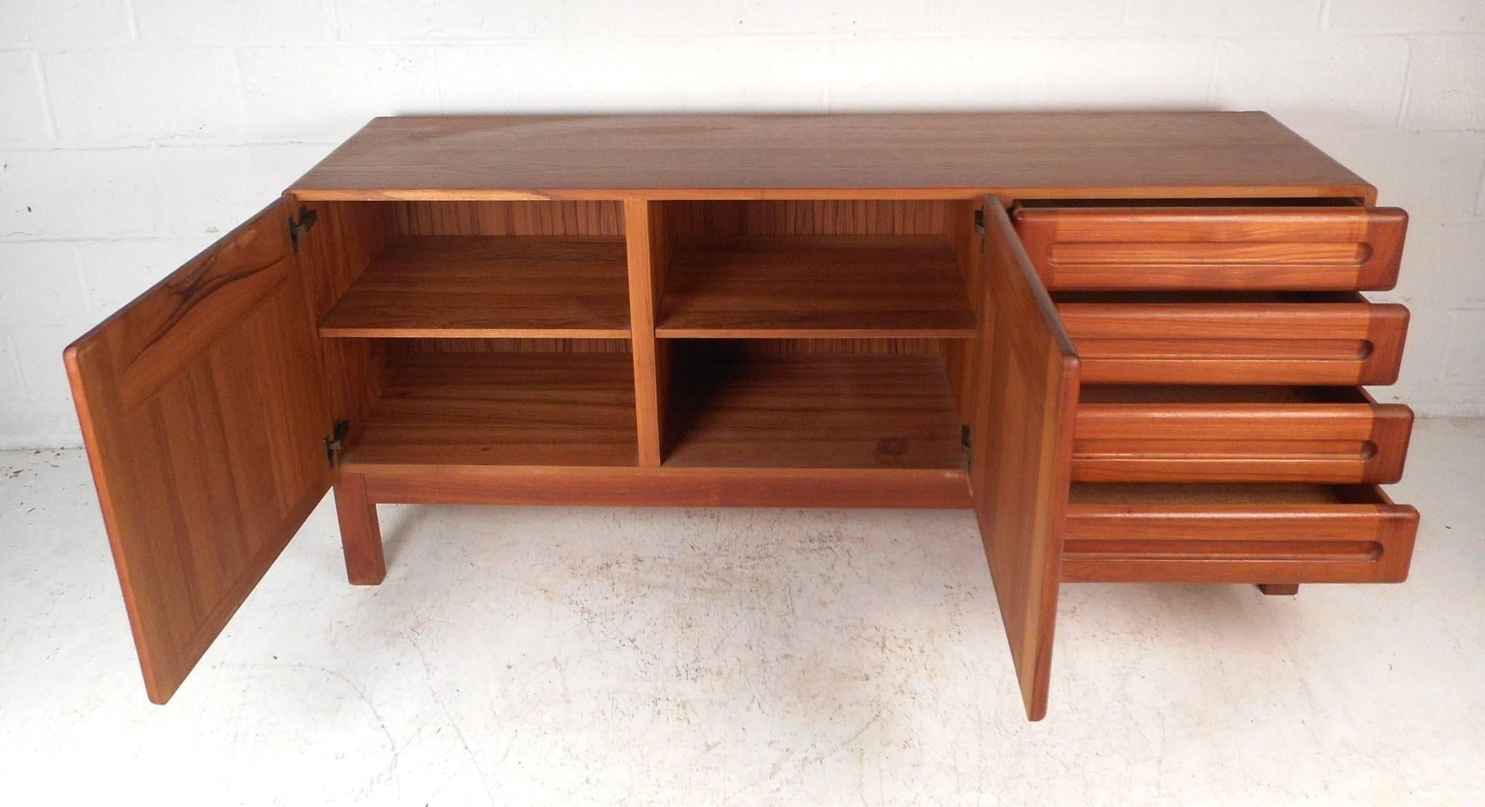 Mid-Century Modern Danish Teak Credenza In Good Condition In Brooklyn, NY