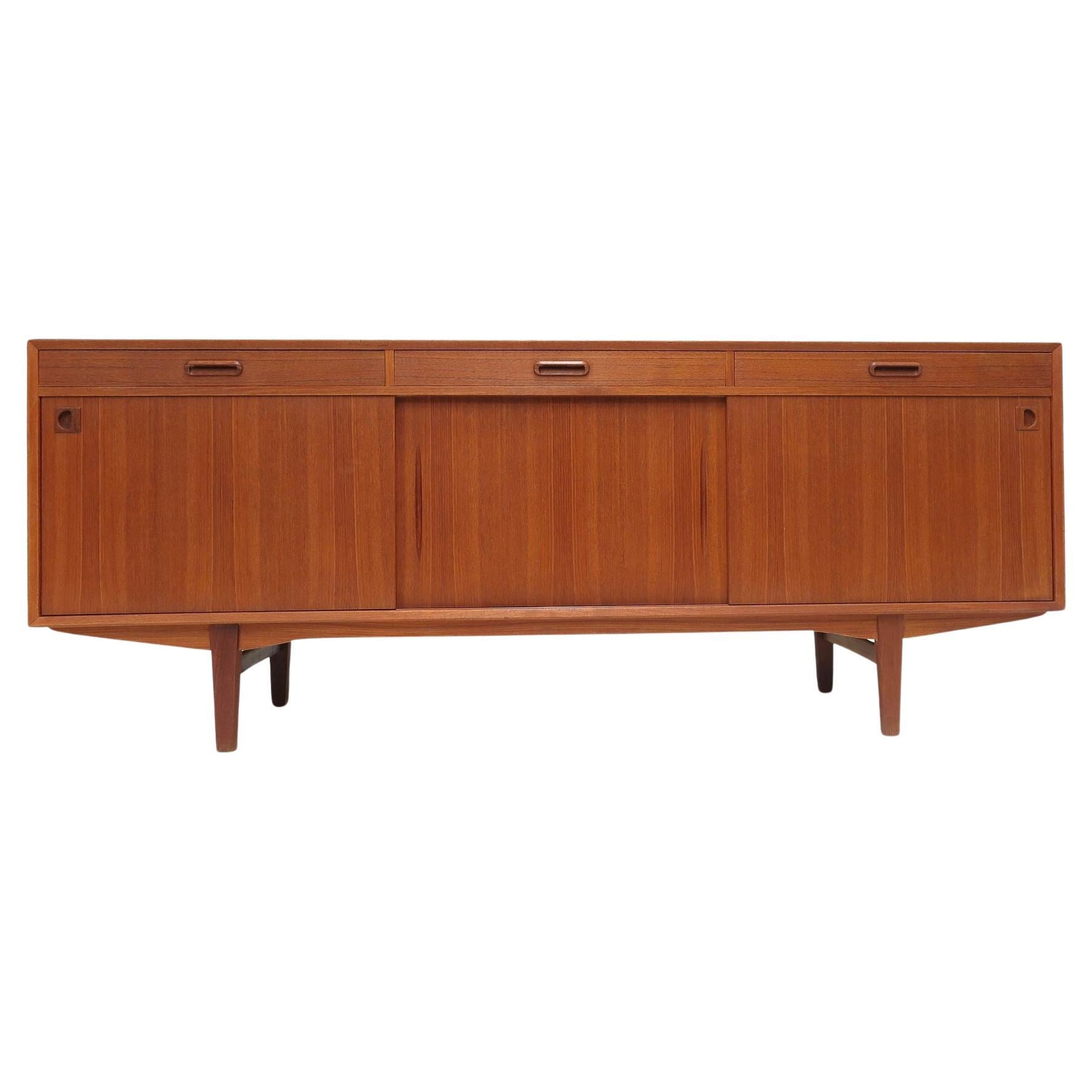 Modernes dänisches Teakholz-Credenza aus der Mitte des Jahrhunderts