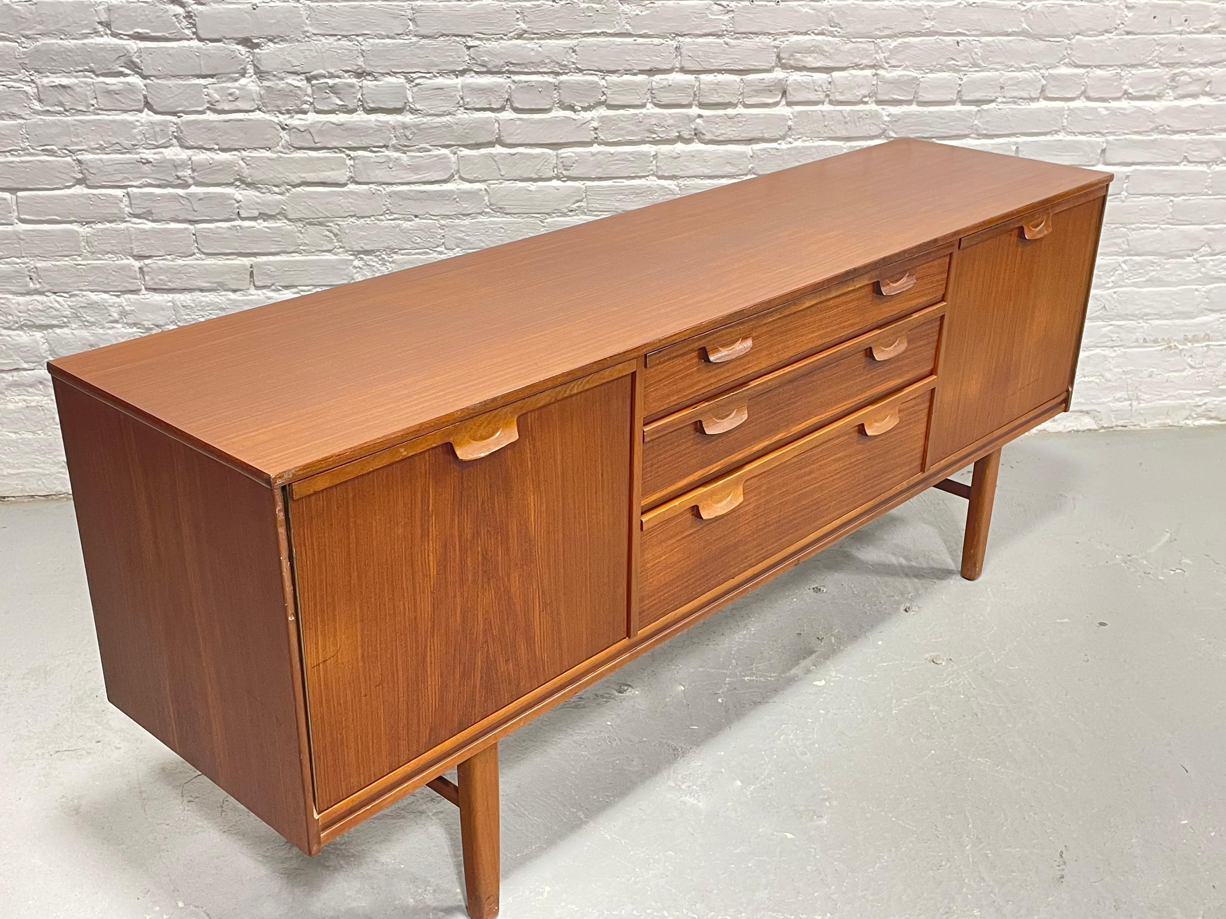 Mid-Century Modern Danish Teak Credenza / Media Console, 1960s For Sale 6