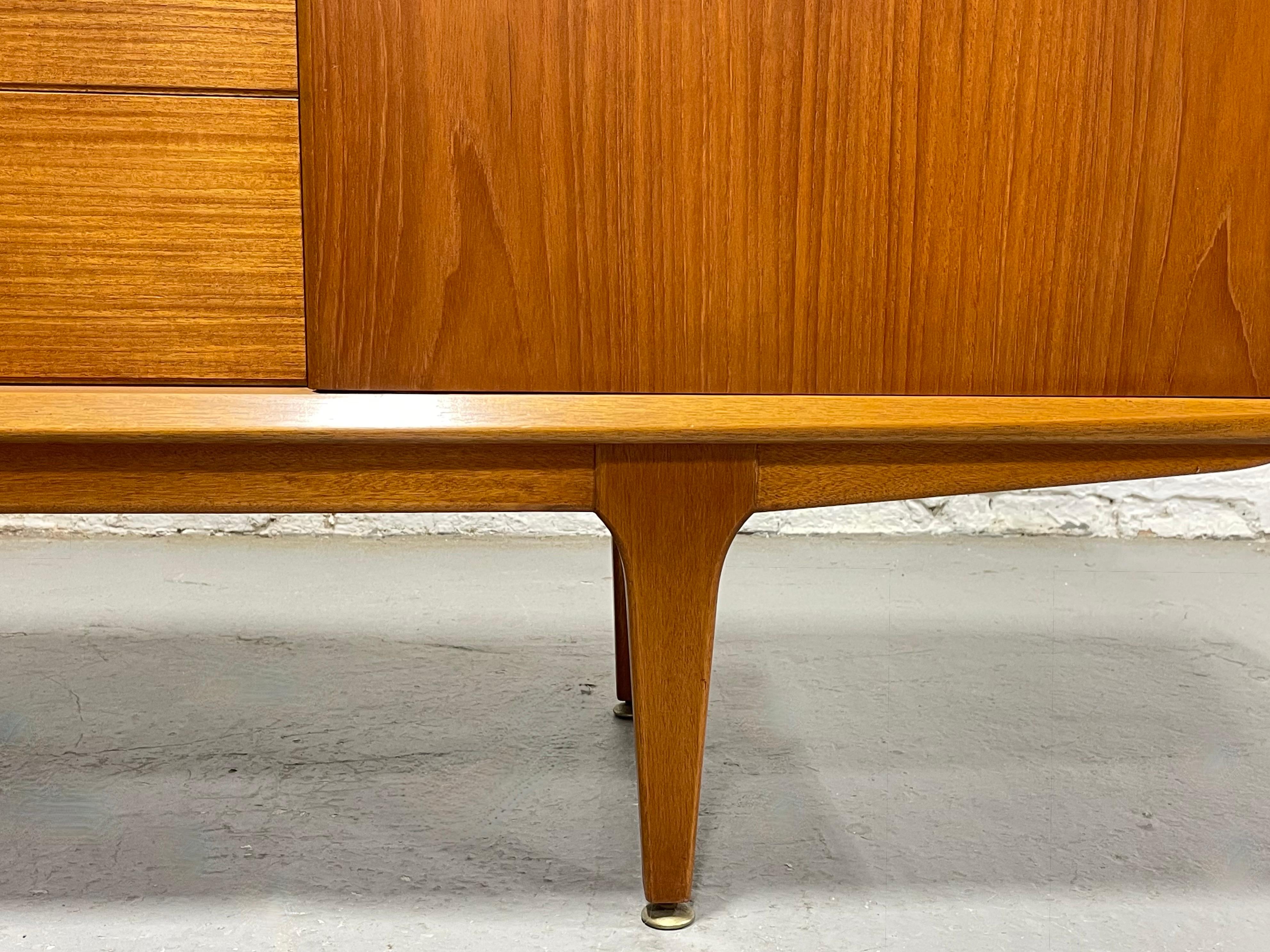 Credenza / supporto multimediale in teak danese della metà del secolo scorso di Jentique, 1960 ca. in vendita 6